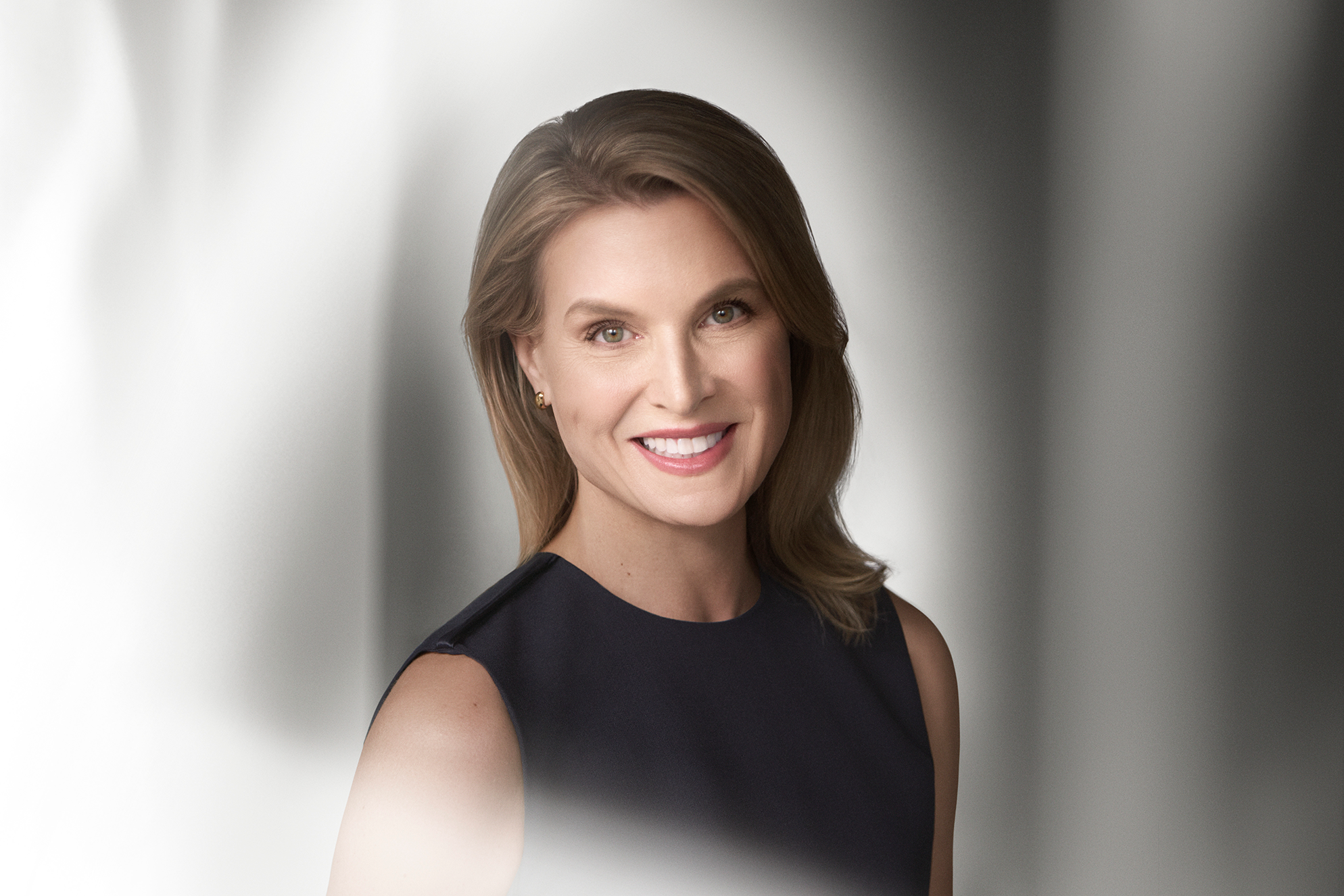 紐約皮膚專科醫生 Dr. Elizabeth Hale 推薦其客人接受醫美療程前、後使用 La Mer The Concentrate 極緻修護精華。