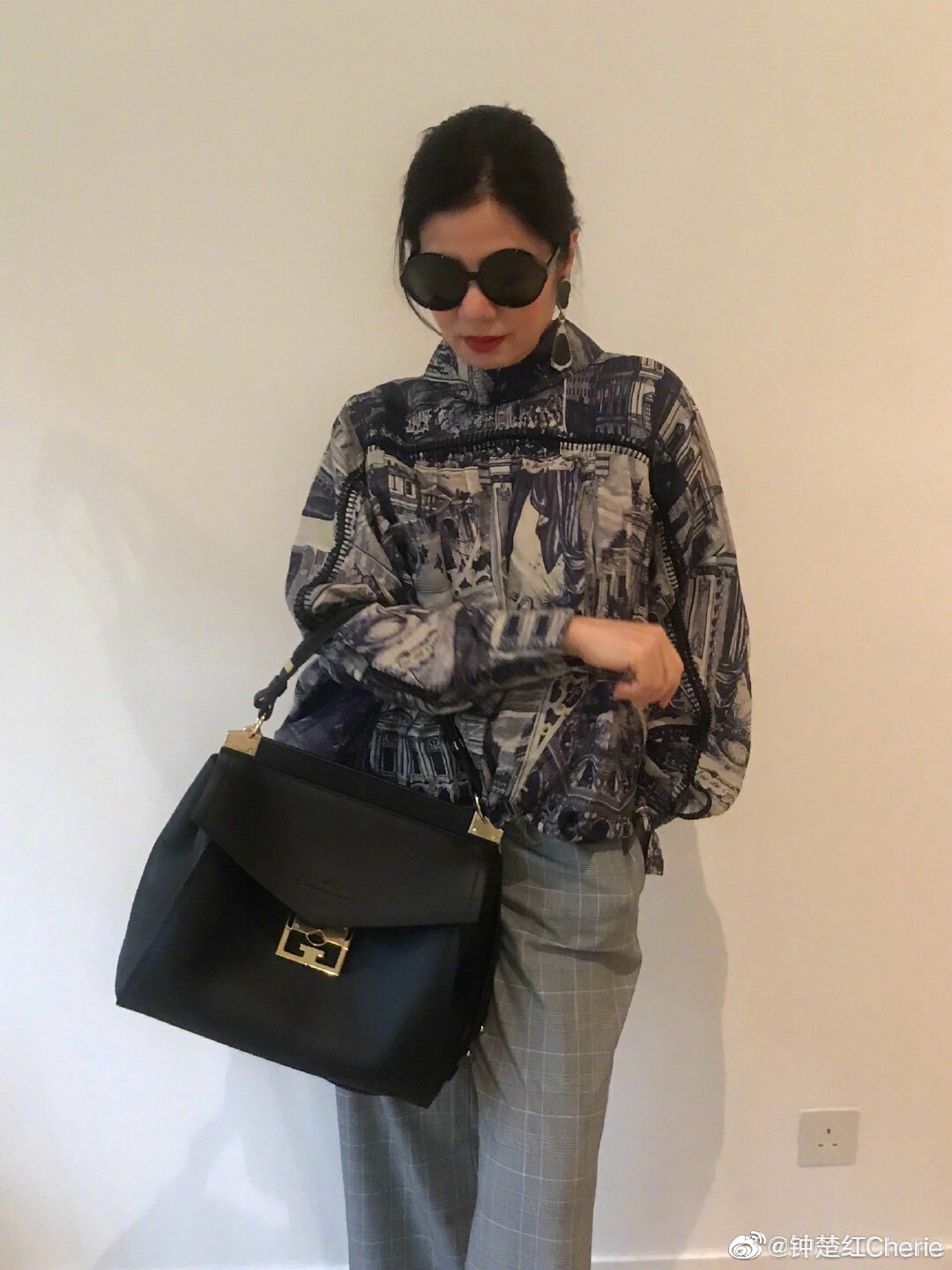 鍾楚紅的袋內一定會有保濕護膚品，隨時為肌膚補水。