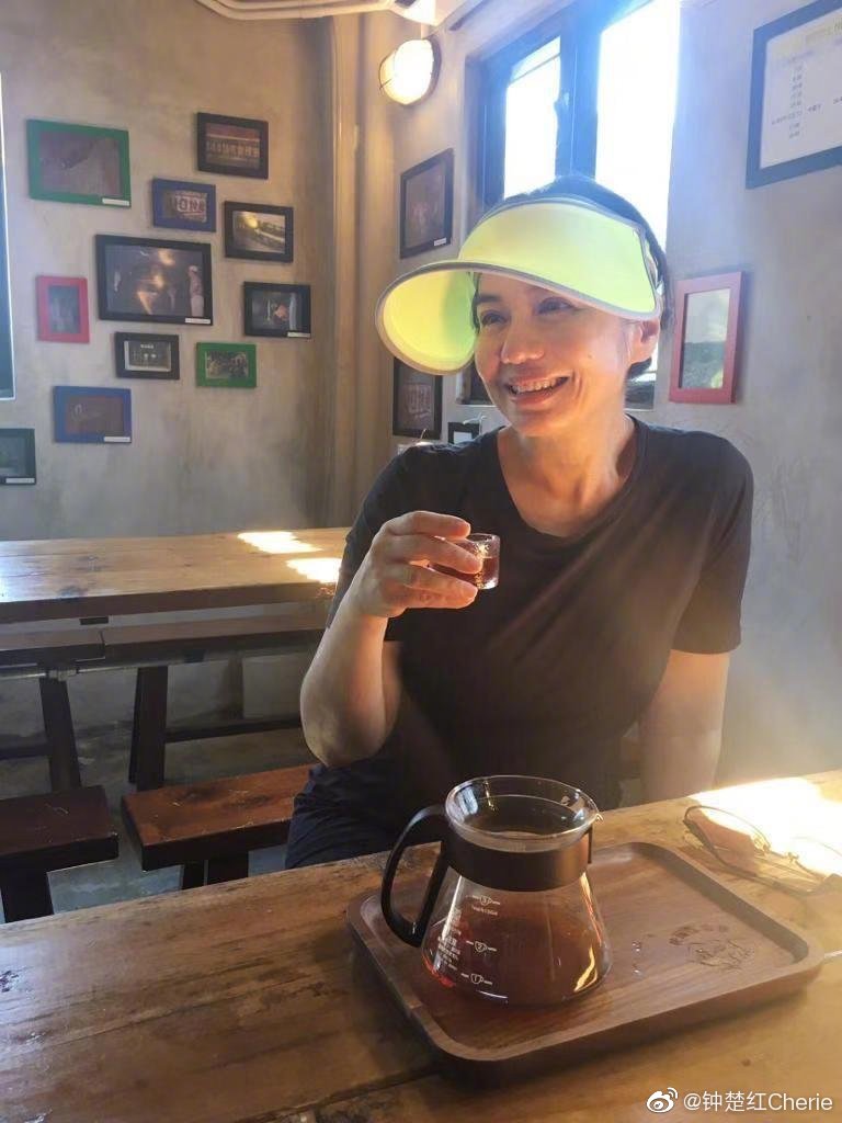 鍾楚紅有喝綠茶的習慣，有抗氧及清腸胃的作用。