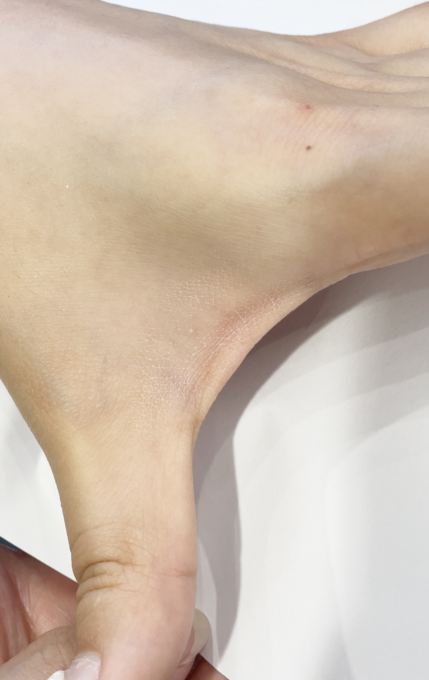 遮毛孔效果:達到提亮膚色的效果,但有少許卡紋。