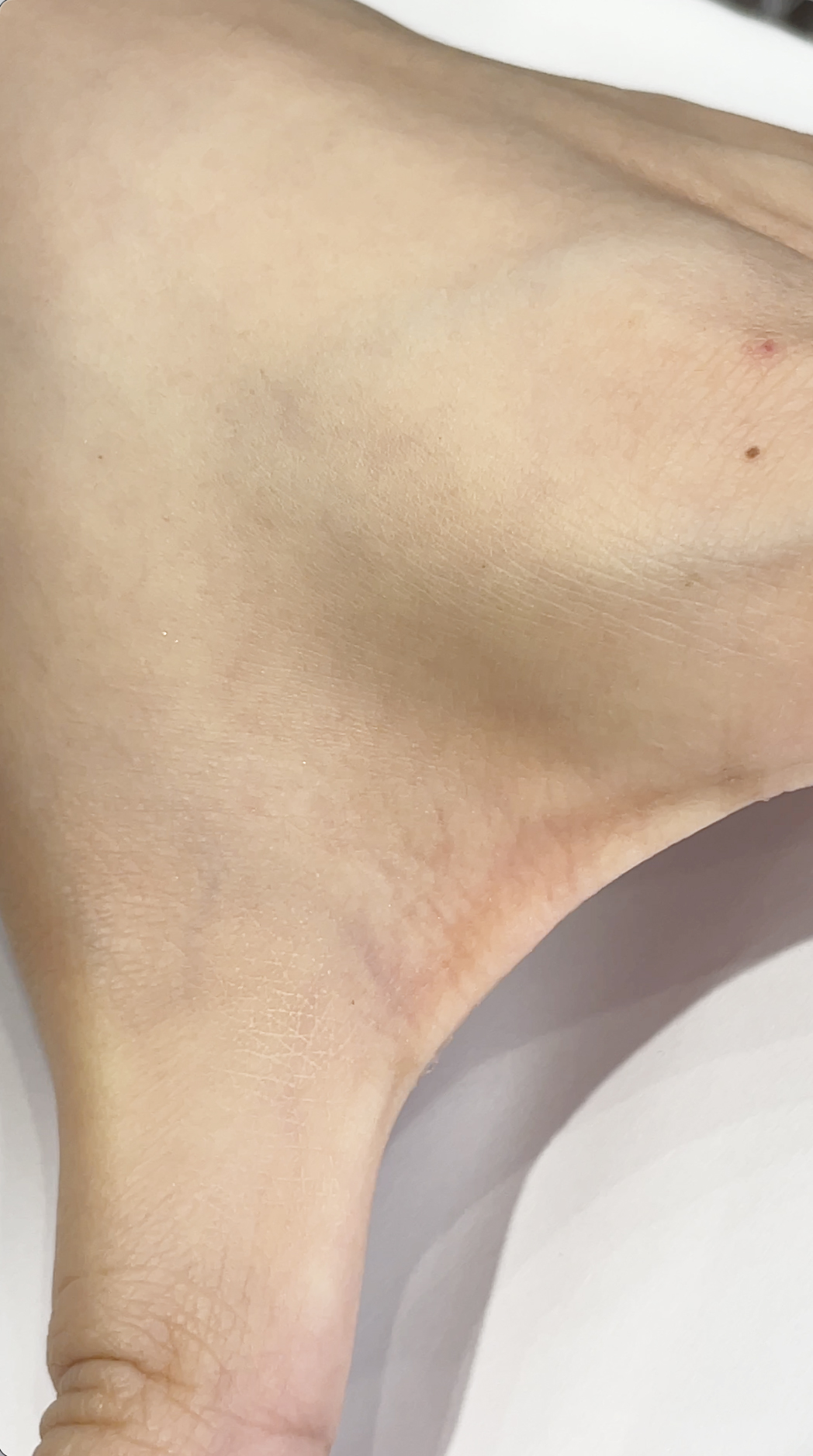 遮毛孔效果:毛孔會被霧化,遮細紋效果不太明顯。