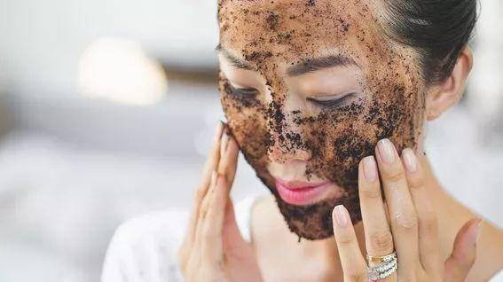 咖啡渣敷在臉上能去除角質及臉部油光。