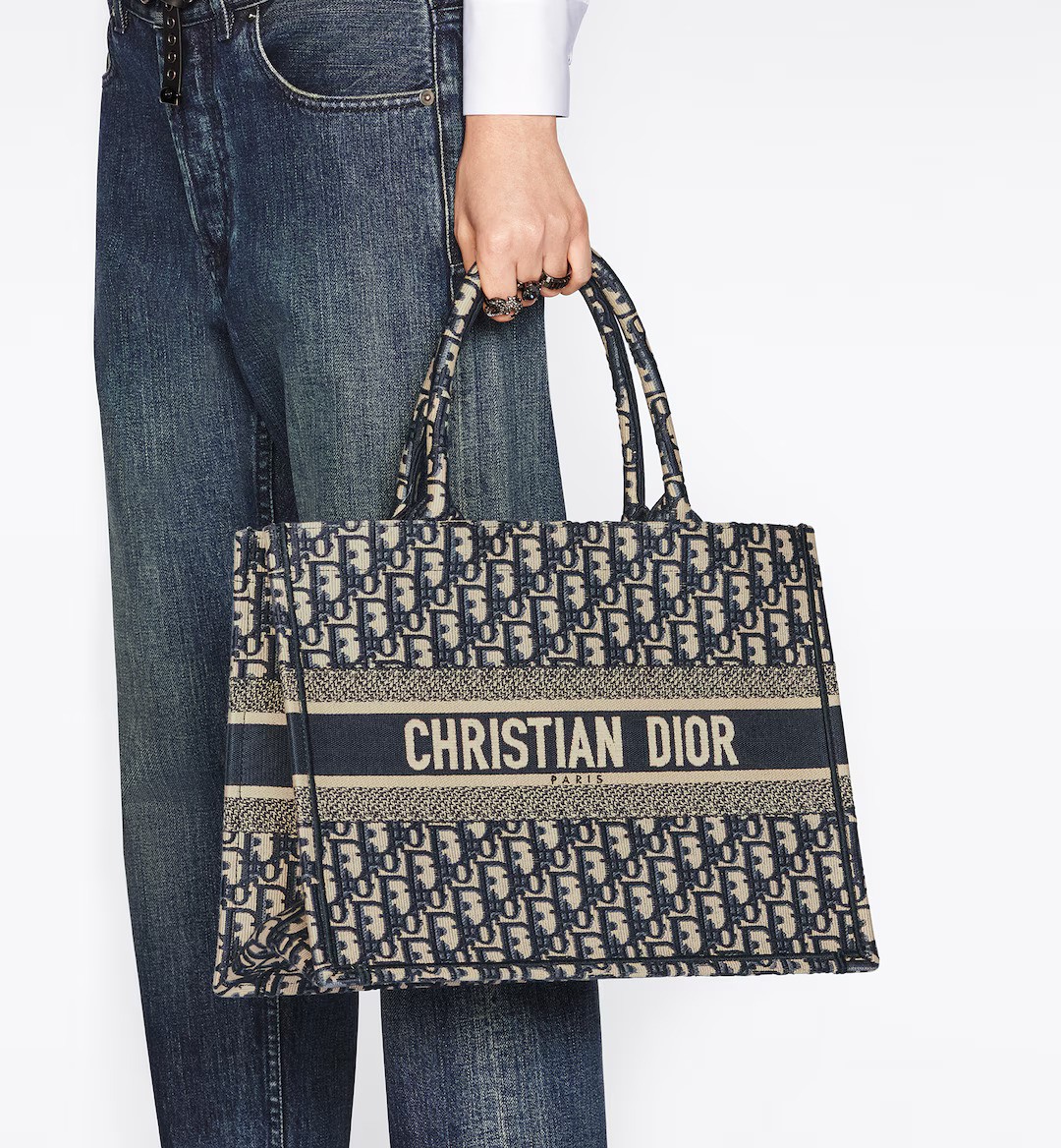 Dior Book Tote 向來都是OL的首選。