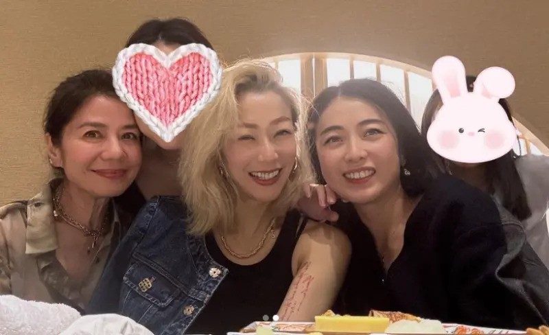 早前鍾楚紅與52歲鄭秀文和43歲甘比合照零違和感。