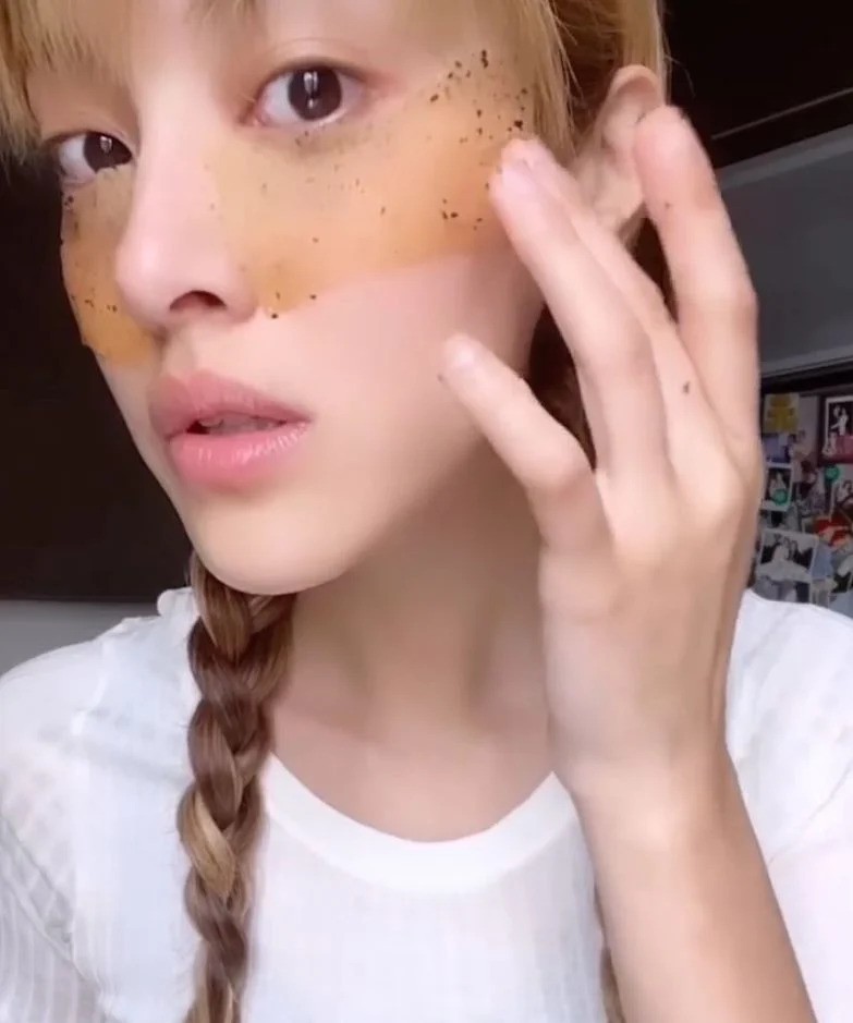 敷大約5分鐘，令成分滲透肌膚內。