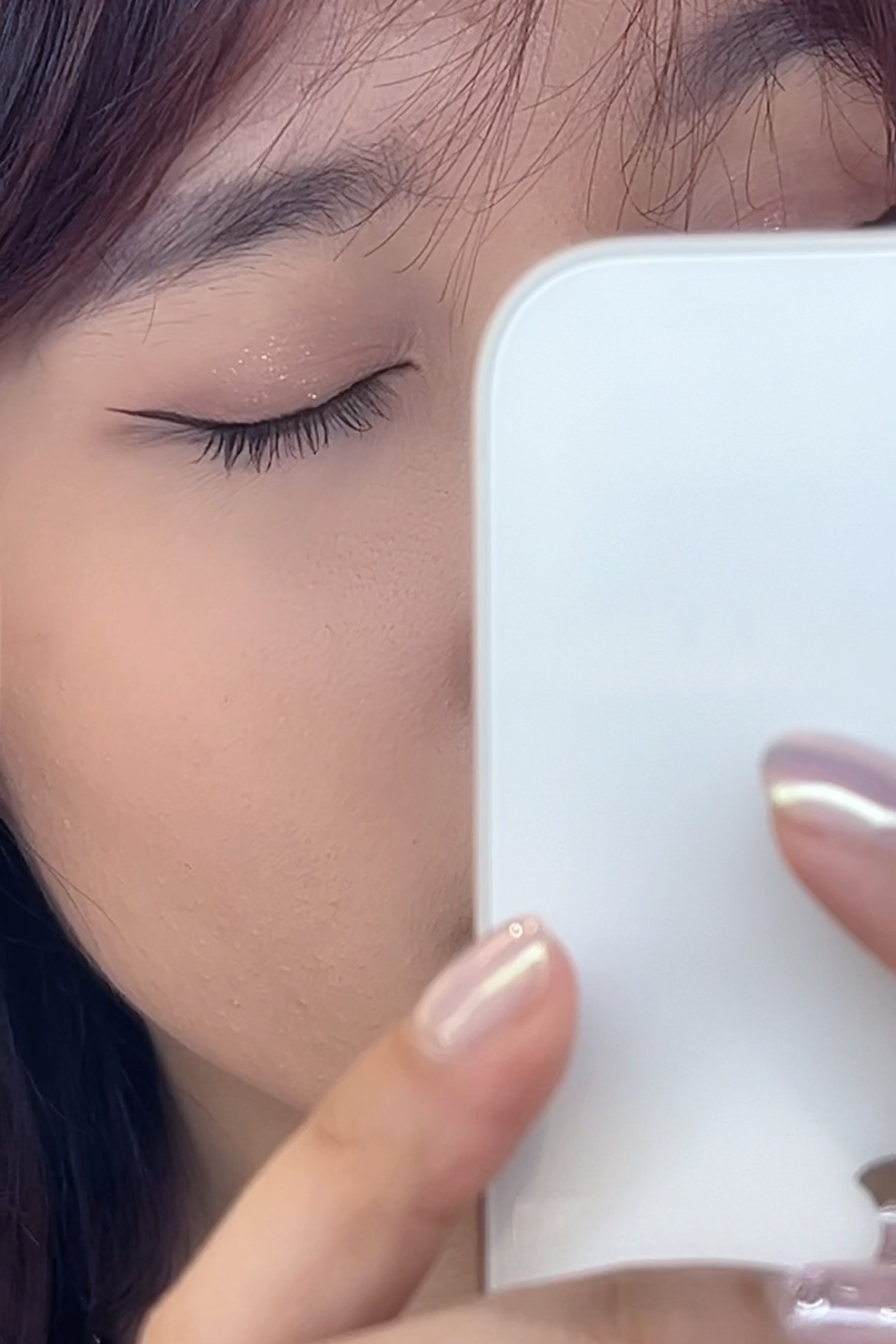 上眼閃閃細節使眼妝更精緻。