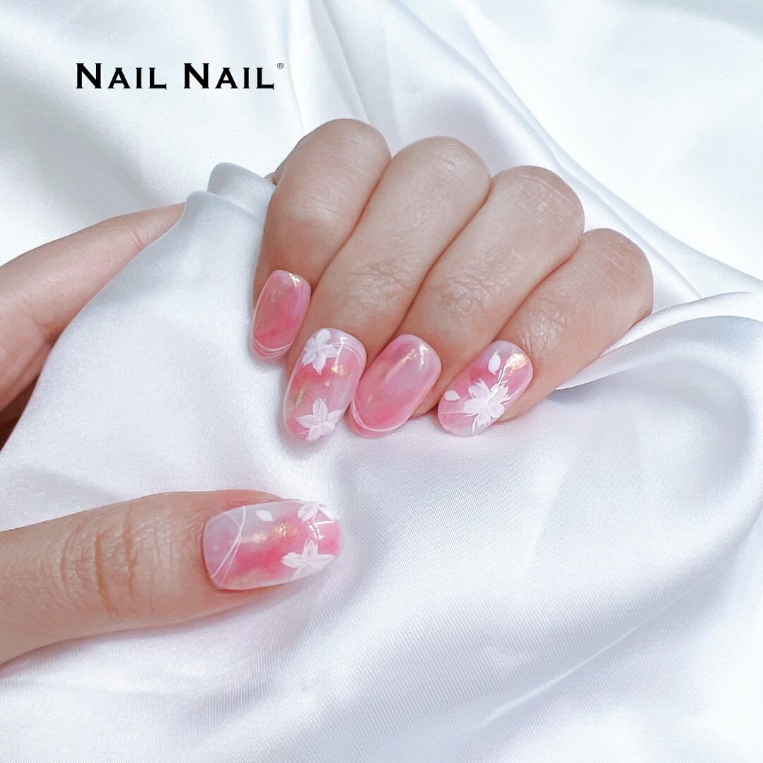 NAIL NAIL創自2000年，多年來擅長傳統鉸剪修甲技術。