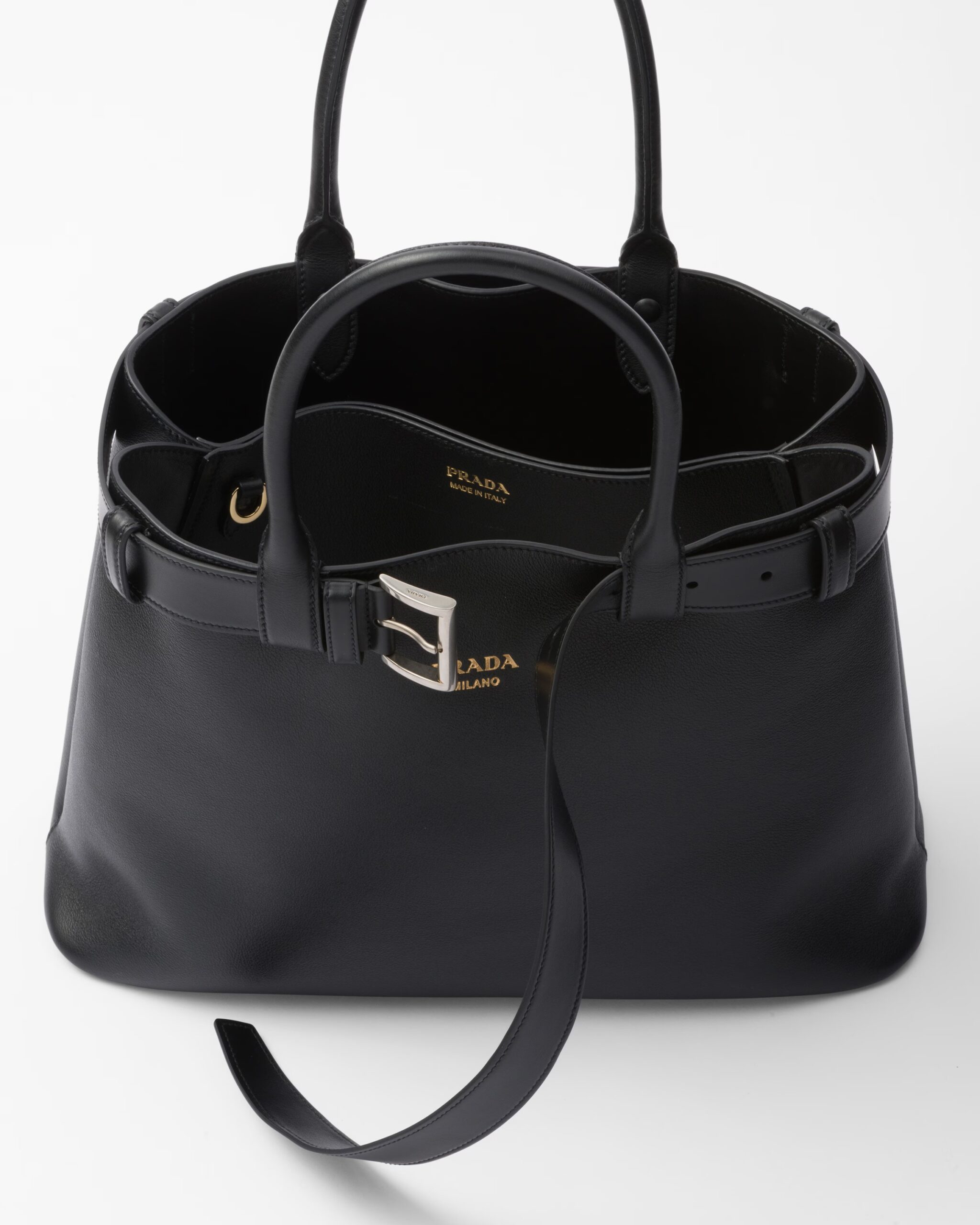戴上了皮帶後的Prada Buckle Bag,利落率性又帶點玩味。
