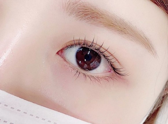 角蛋白睫毛是通過藥水將原生的睫毛燙捲，從而形成自然捲翹、彎曲的效果，非常自然。