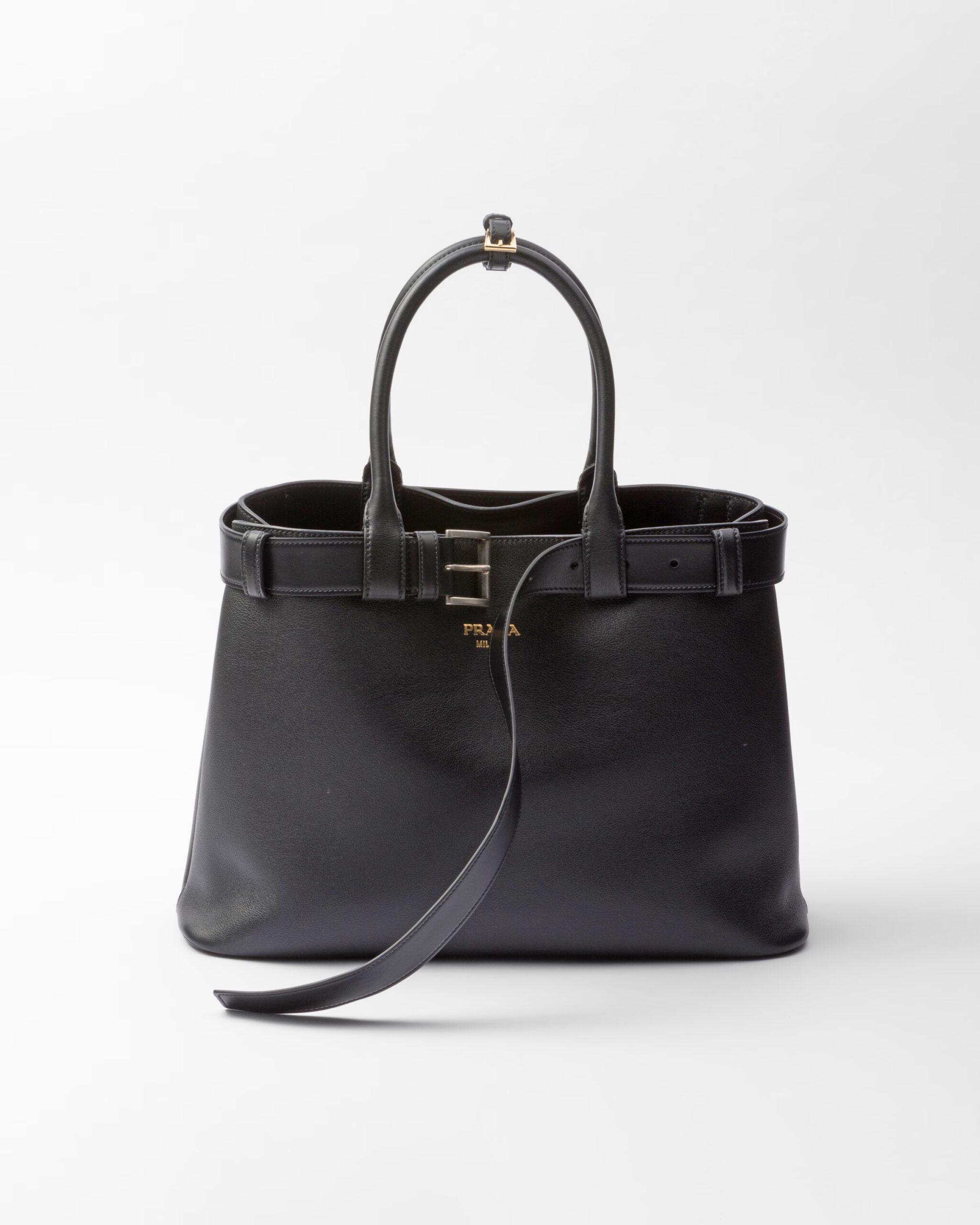 今年春夏季新推出的Prada Buckle Bag,在時裝展上亮相時已經引起極高話題度。