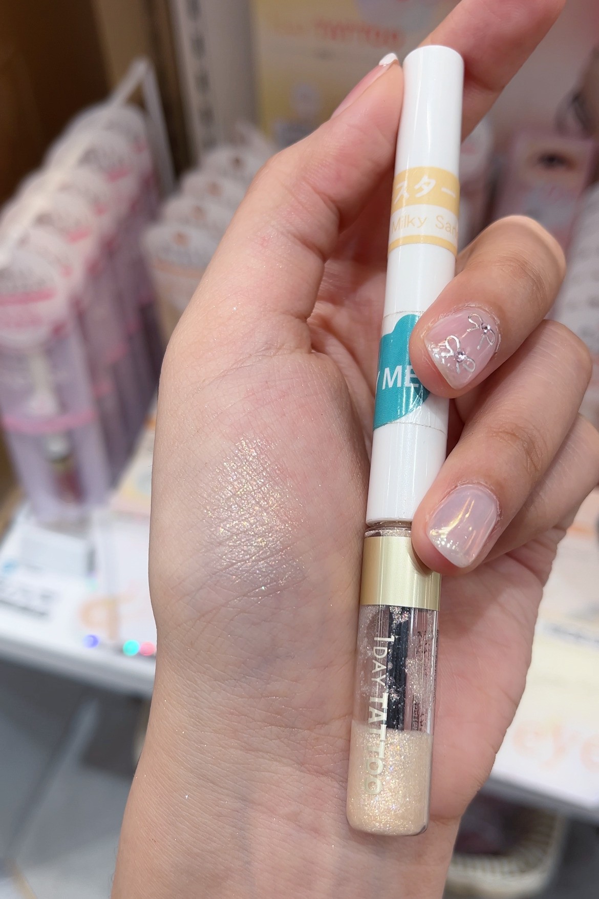 尖細刷毛能更精細為妝容添加細節。