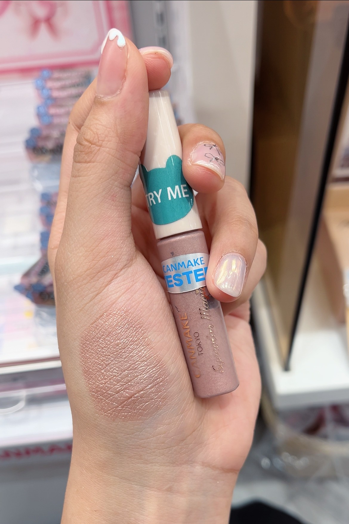 具透亮感顯色度高的閃粉眼影液。