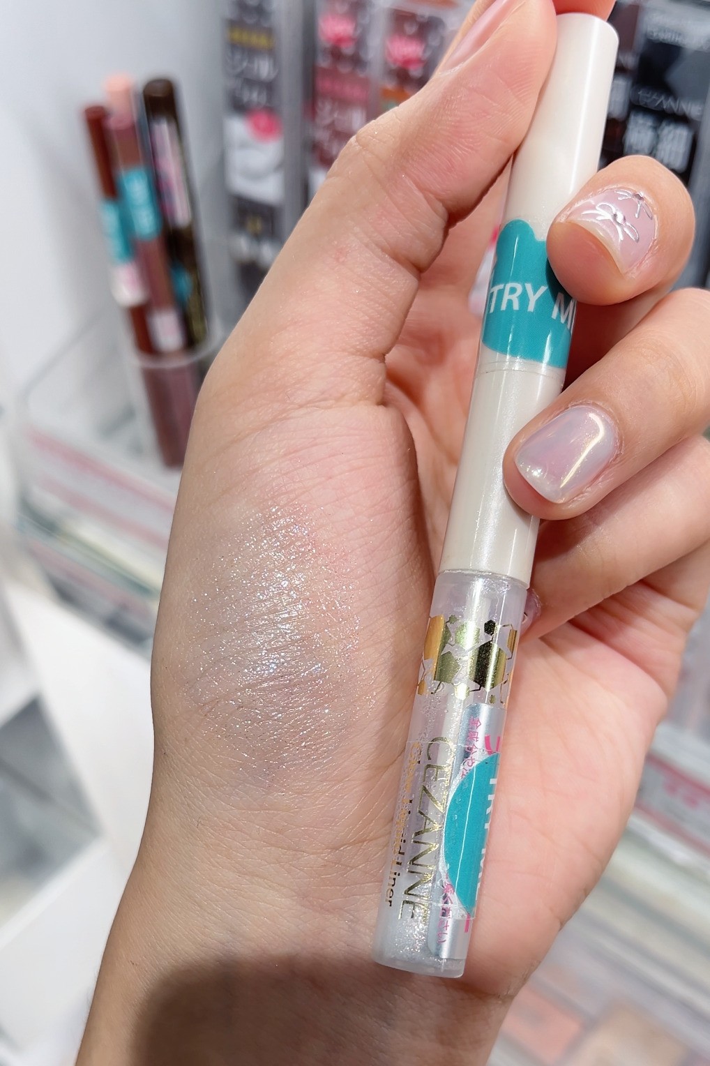 為妝容添加細節。