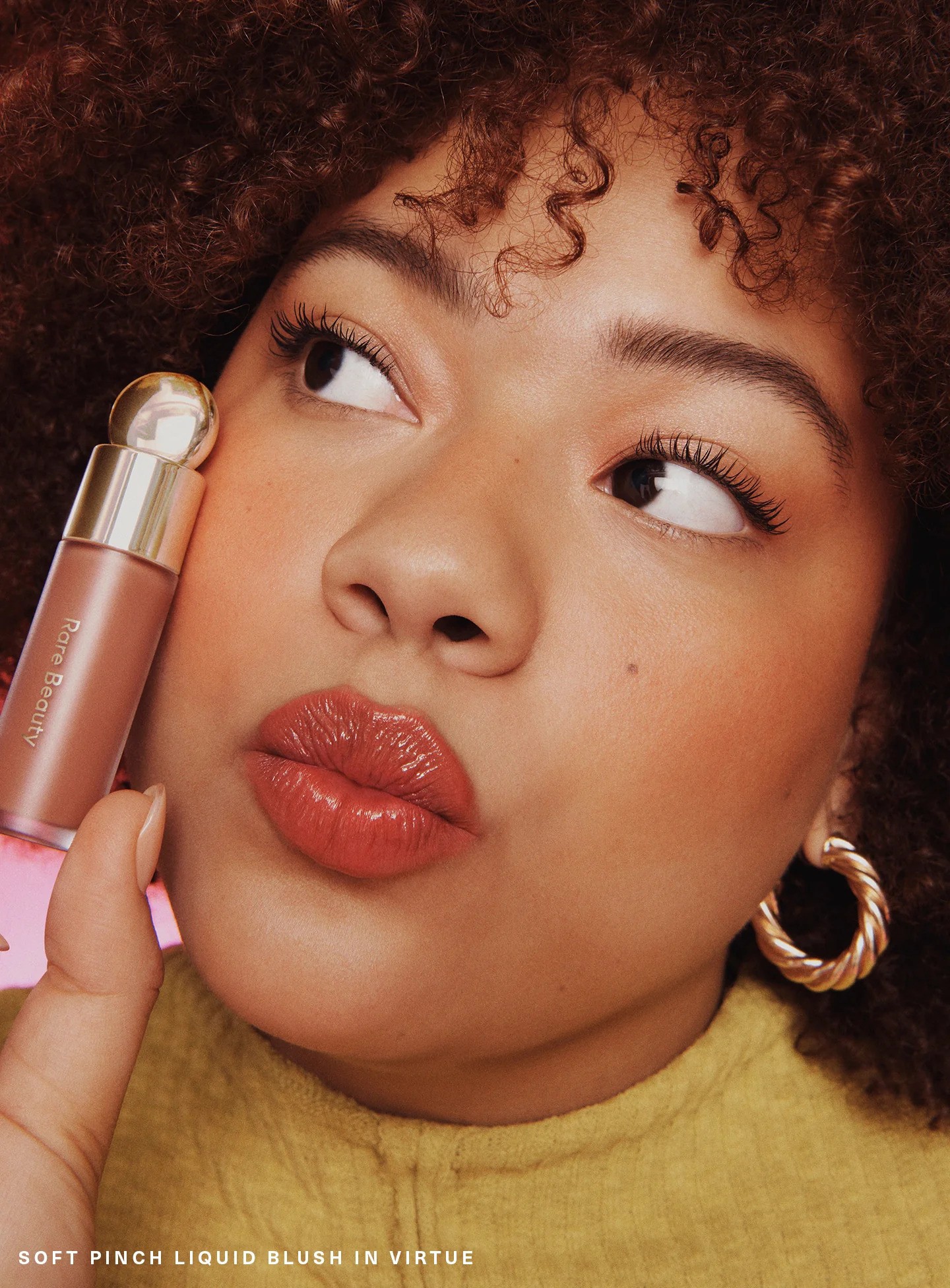 輕輕拍開營造自然妝感。