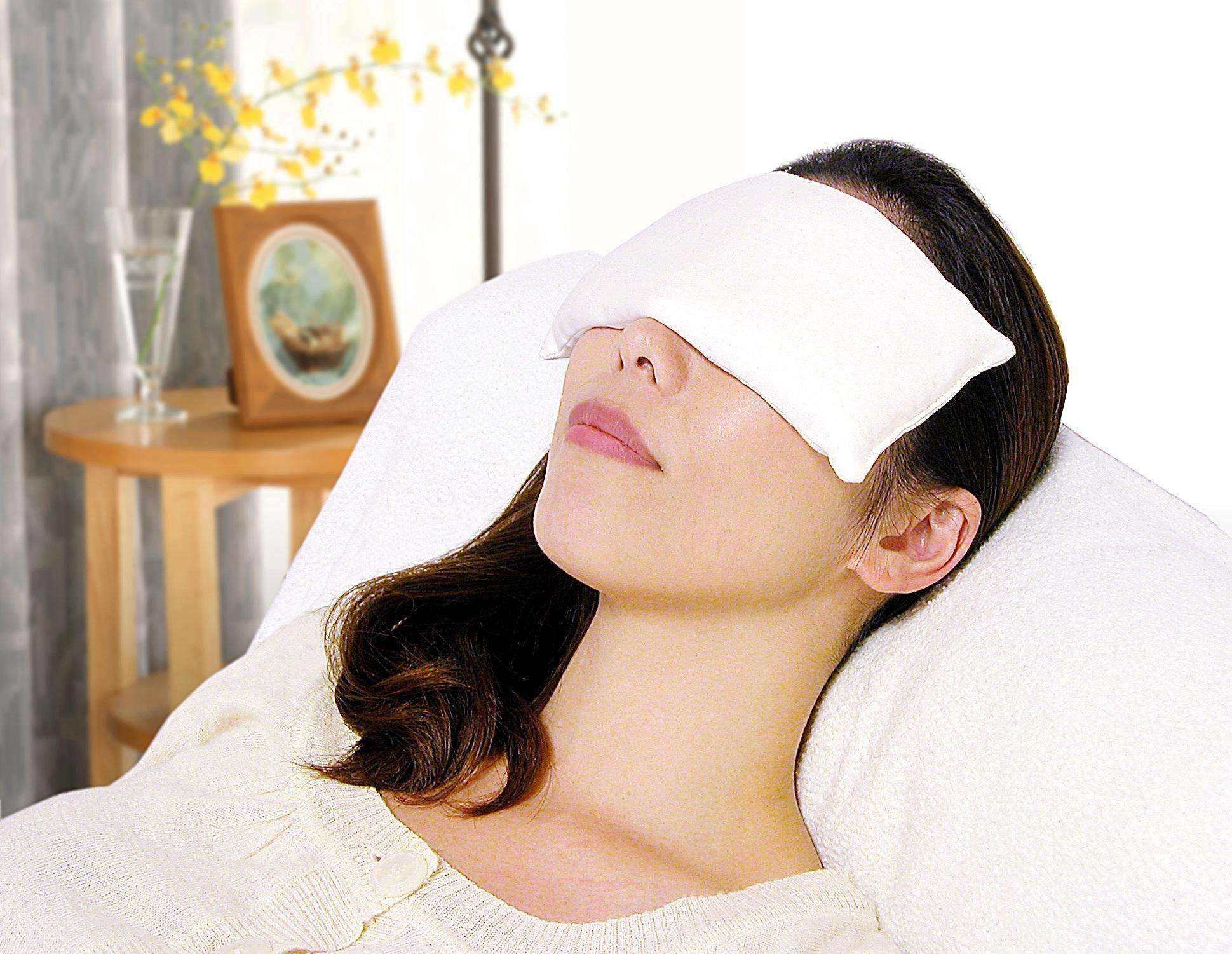 避免戴眼罩，因為會壓睫毛。