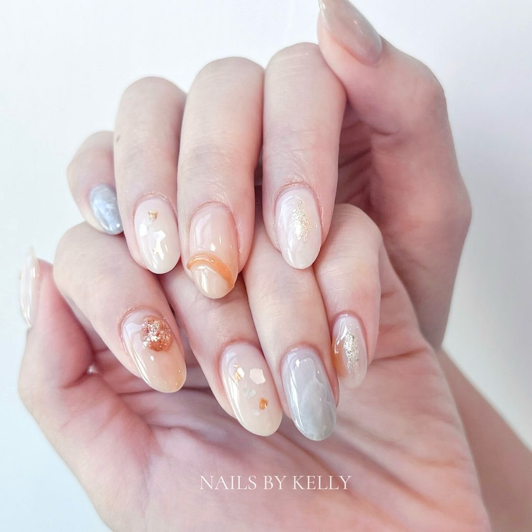 還有融入格仔、織帶感、凹凸珠光、閃片以及巴洛克珍珠等元素。