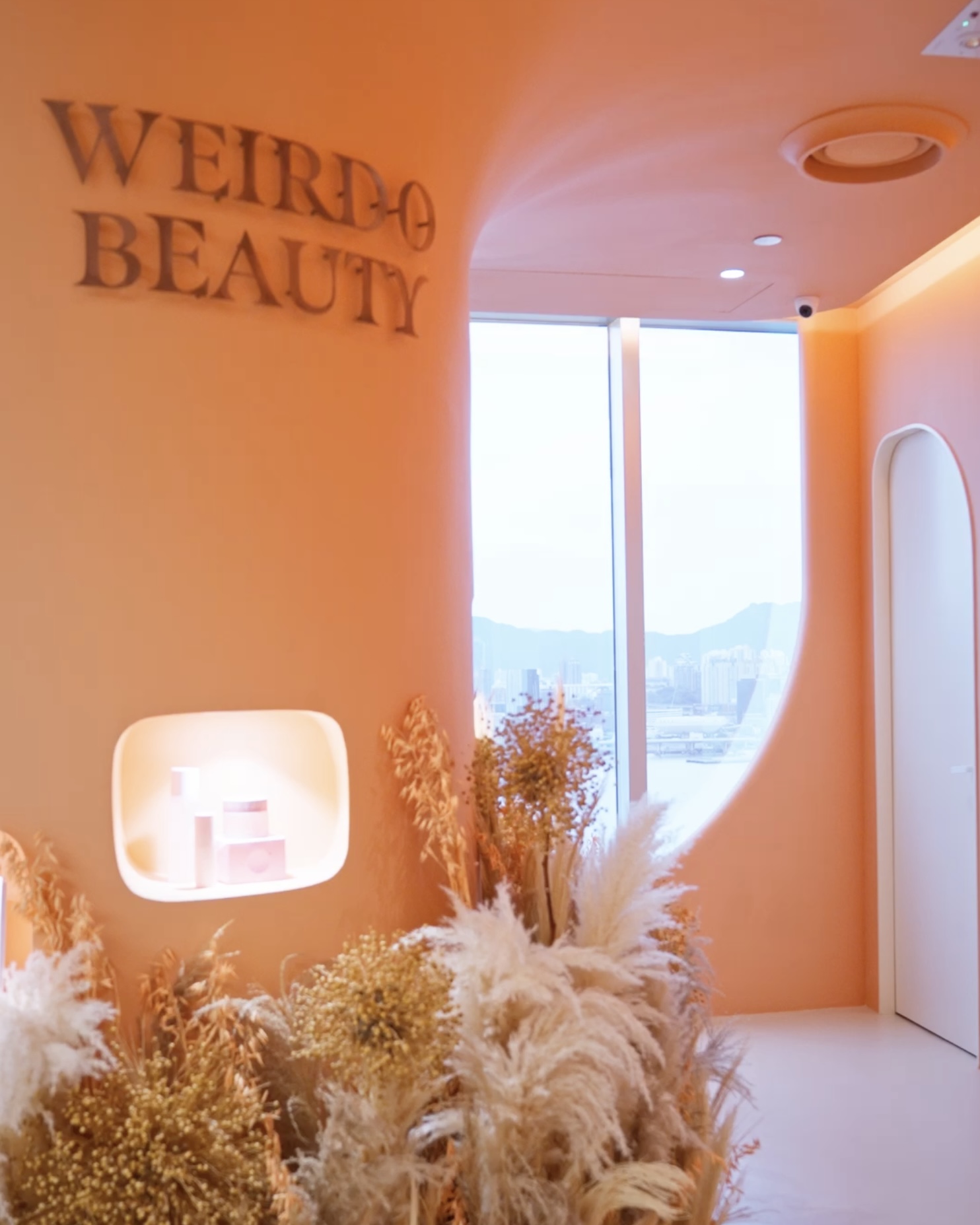 整個空間都是橙粉色和乾花。