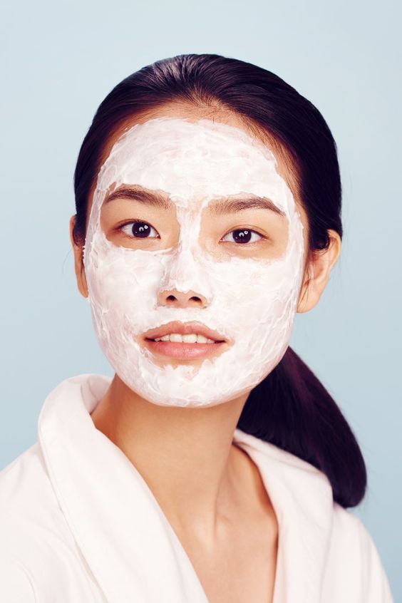 膚色不均或看起來暗沉無光的人，使用去角質面膜能提亮膚色，恢復皮膚光澤感。