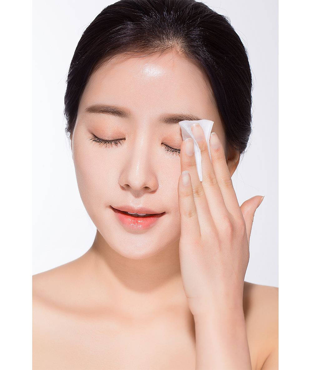 如果卸妝手法不正確,或在卸妝的時大力搓揉眼周,也會令使眼周肌膚快速地老化。