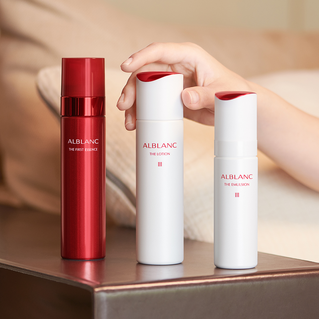 早晚配合潤白美肌鑽亮肌底精華The First Essence(左)、潤白美肌柔膚露The Lotion(中)及潤白美肌乳液The Emulsion(右)一同使用,輕鬆養出紅潤健康的剔透無瑕肌。