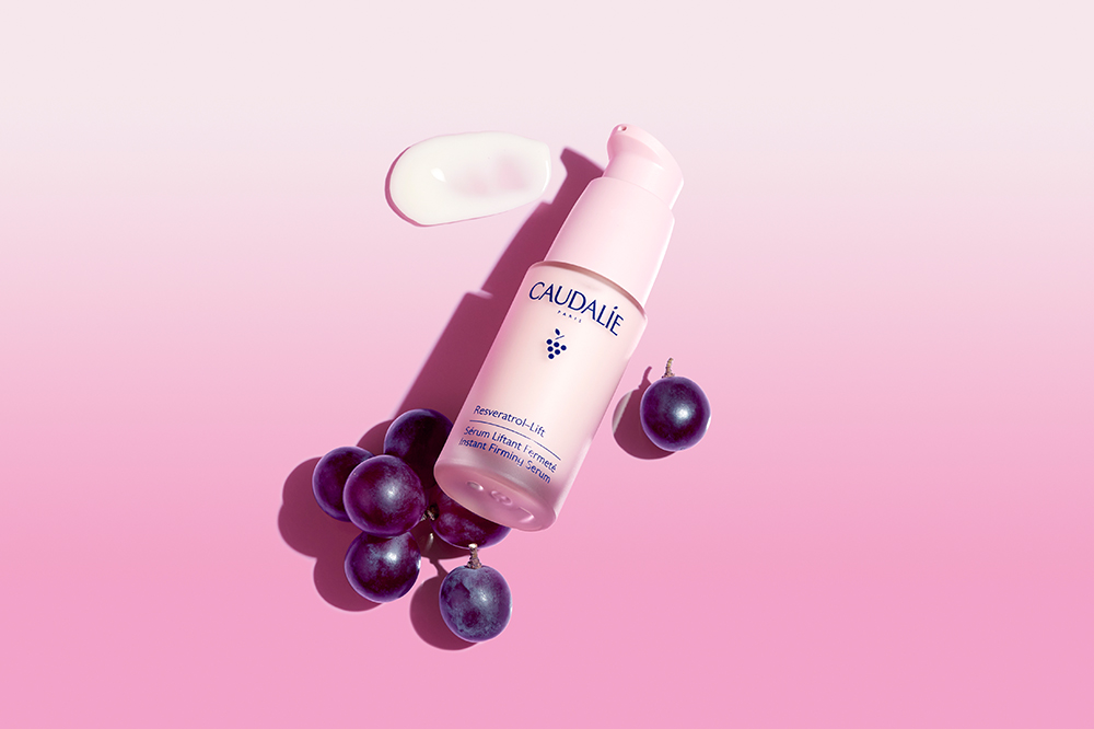 Caudalie膠原精華絲滑清新的水漾質感，一抹即吸。