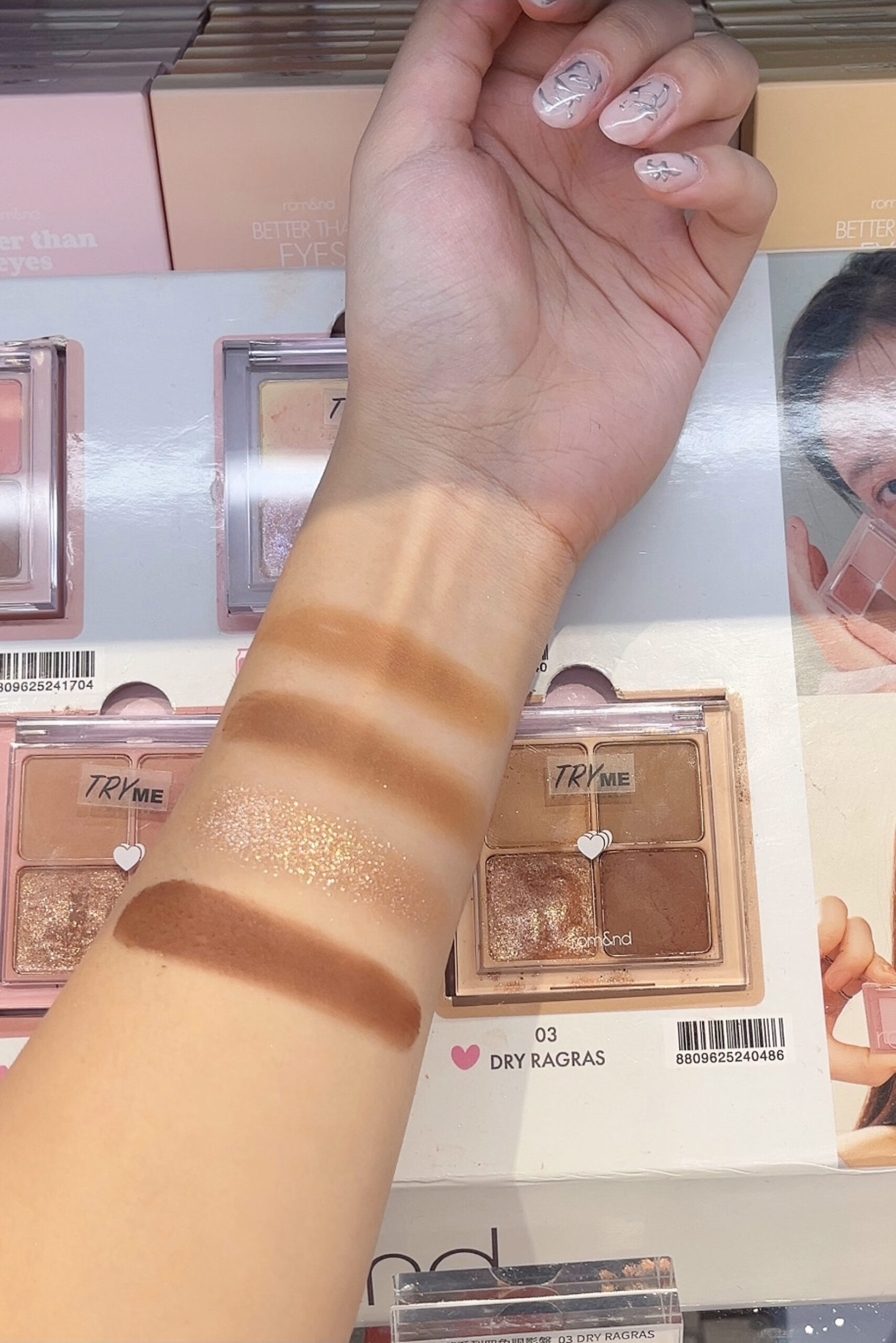 配色適合上班族日常使用。