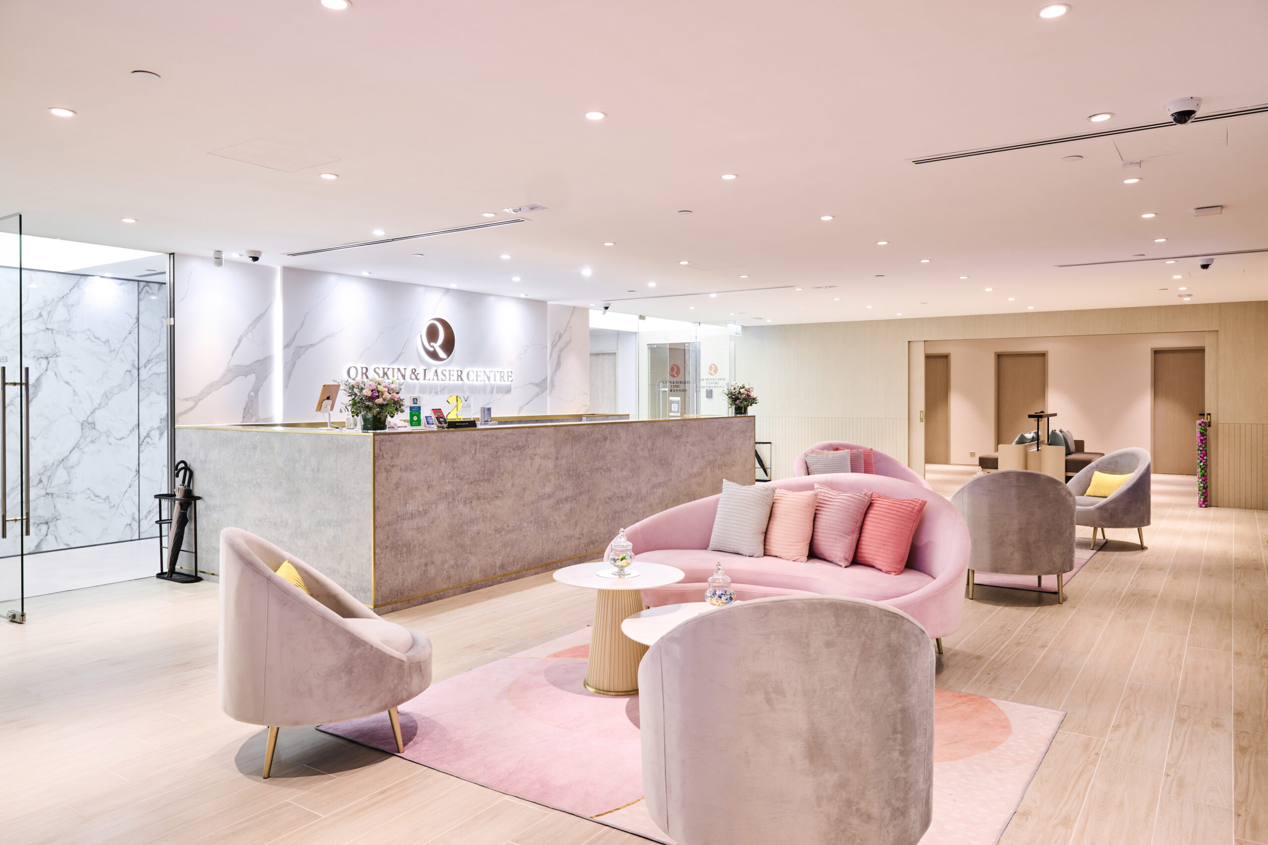 QR SKIN & LASER CENTRE擁有超過10,000呎空間,以以柔和的粉色為主,令人感到放鬆。