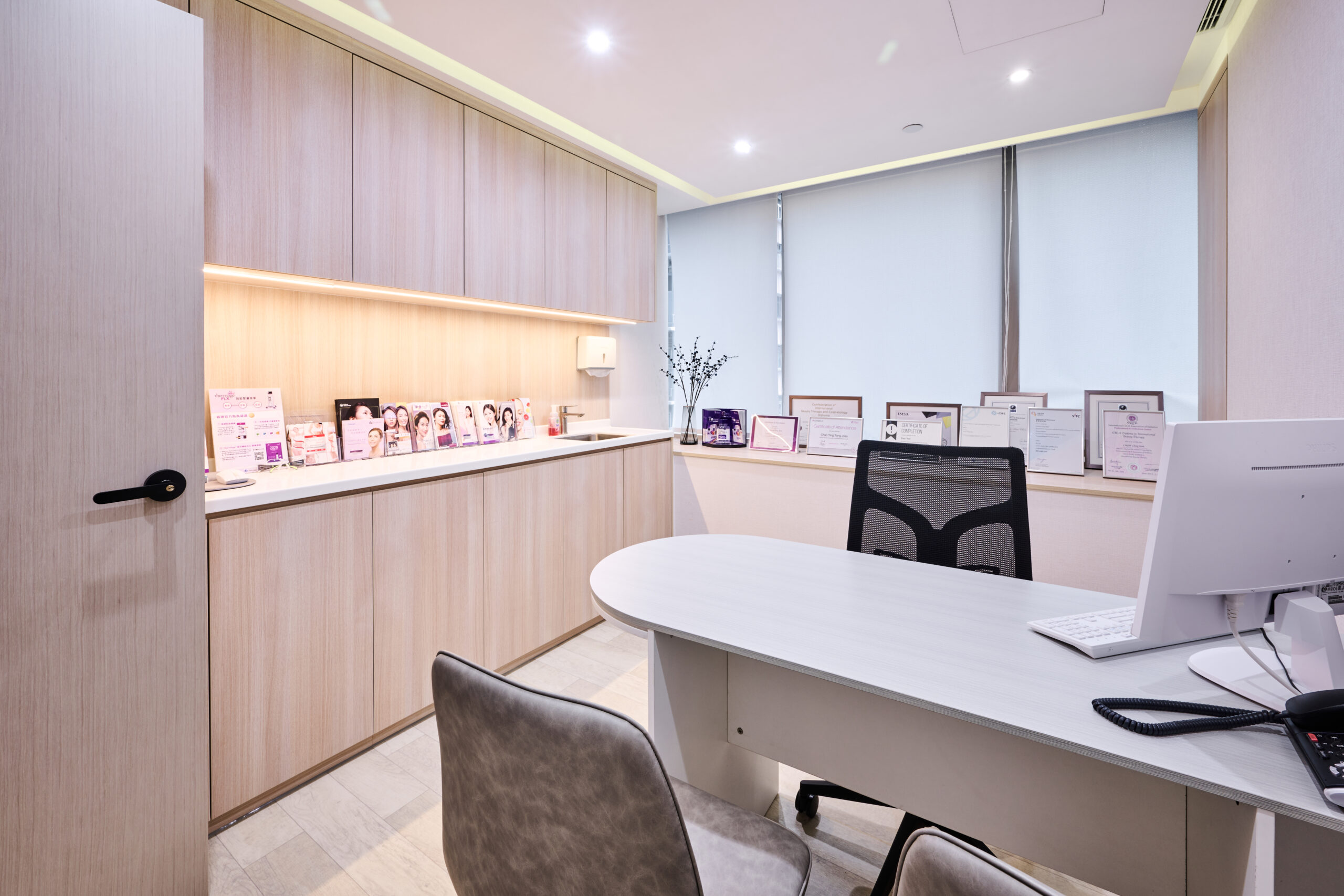 QR SKIN & LASER CENTRE的專業團隊致力提供專業、有效及真誠的服務,加上細緻又寫意的流程,助你解決各種肌膚問題,令肌膚有明顯改善。