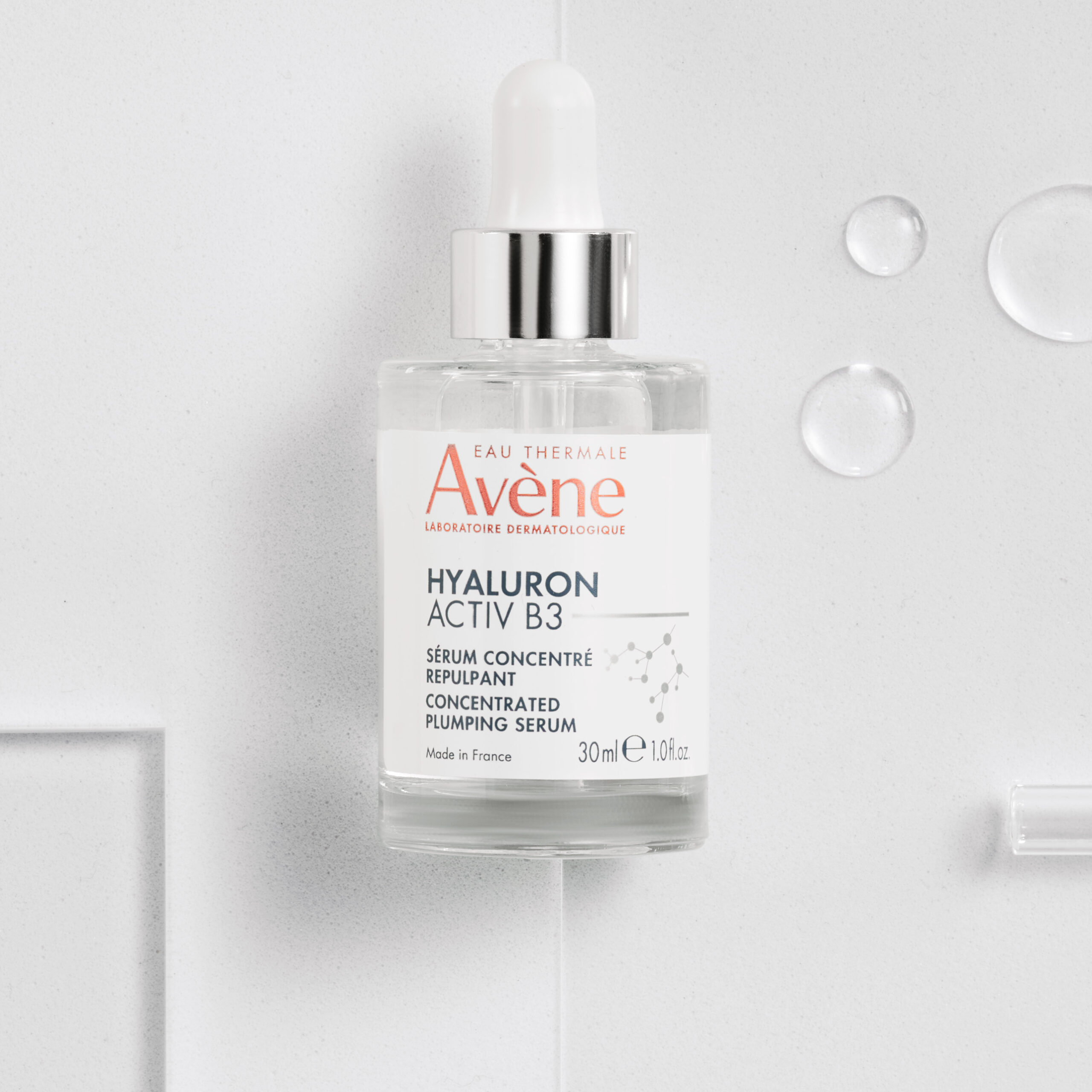 Avène細胞激活緊緻精華蘊含高低分子透明質酸，+63%極速保濕²，24小時長效鎖水²。