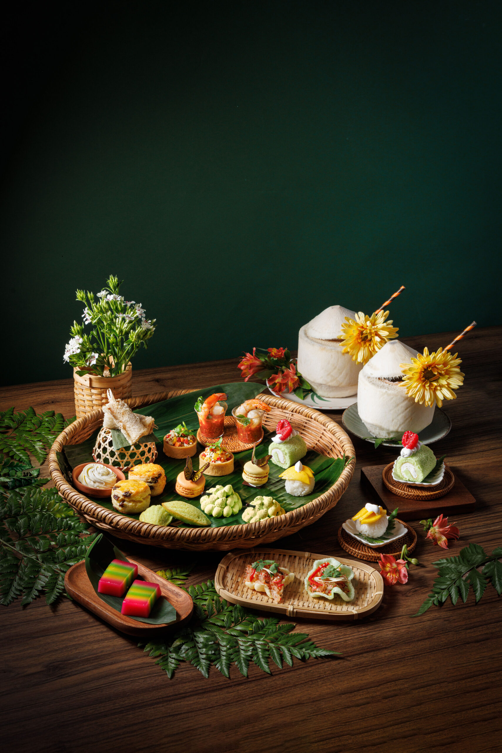 11款茶點以充滿泰式情調的竹籃盛載。