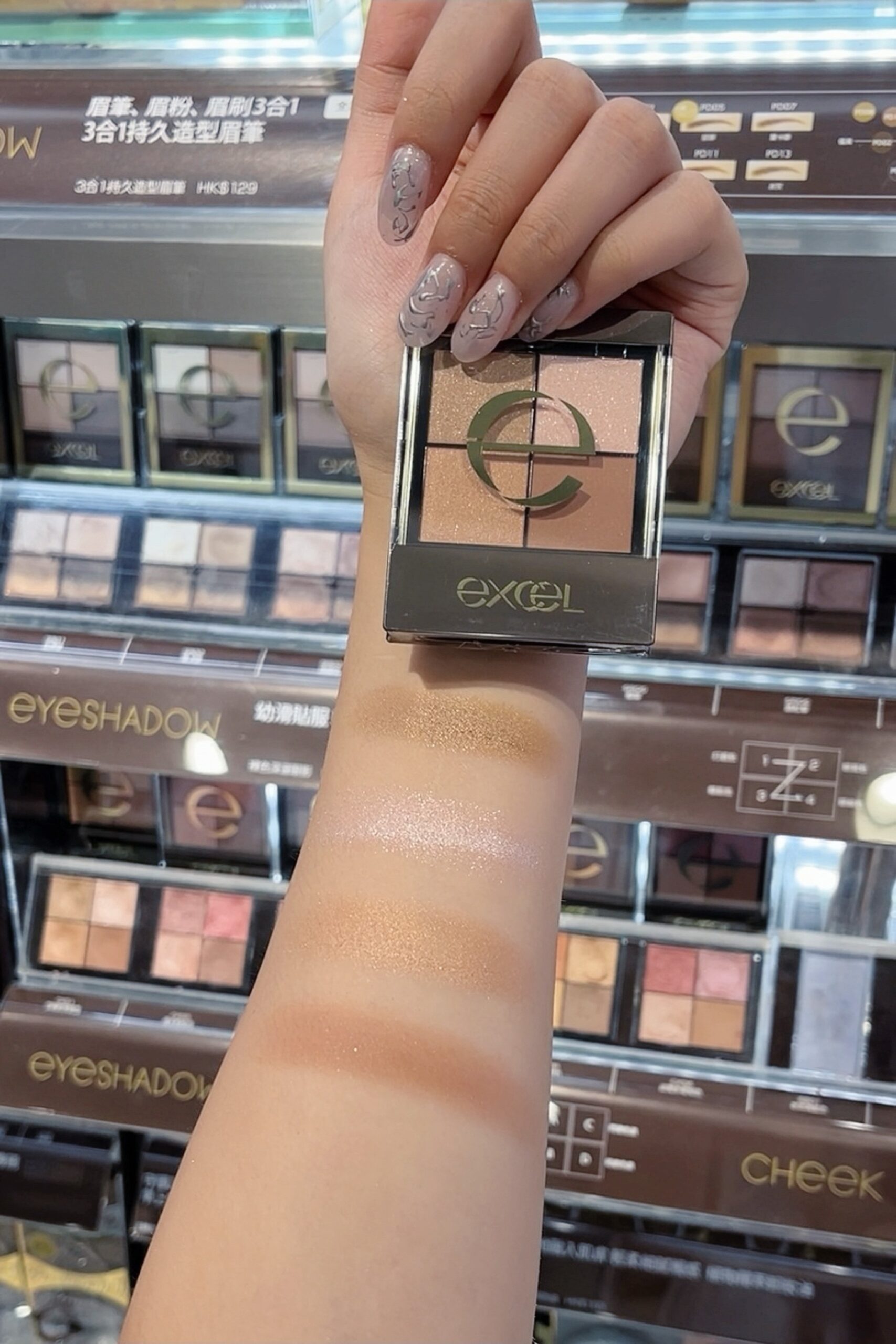 啞光與金屬感的搭配輕盈自然。