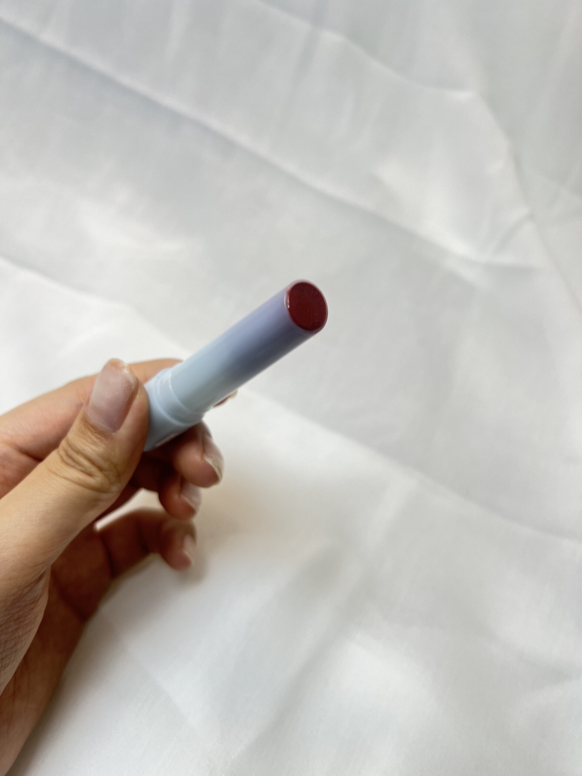 轉蓋式圓管設計，旋轉後不能回縮，建議旋轉2次扭出一次使用量。