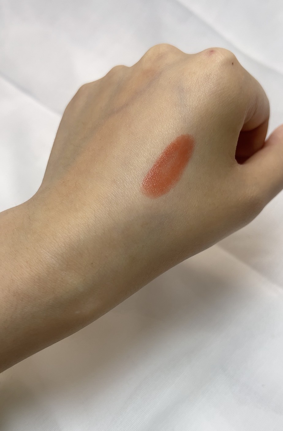 質地順滑易推開，顯色度較高，潤澤度中等。