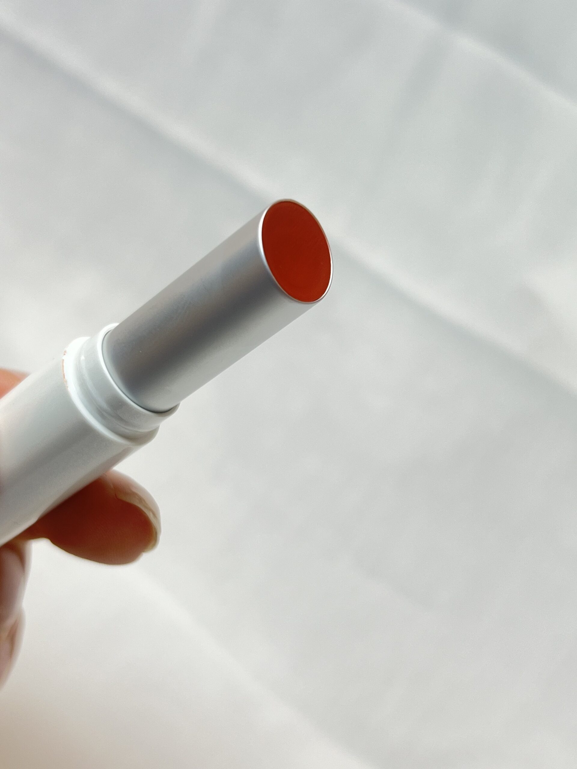 轉蓋式圓管設計，膏體可旋轉回縮，塗完後有少量殘留管邊。