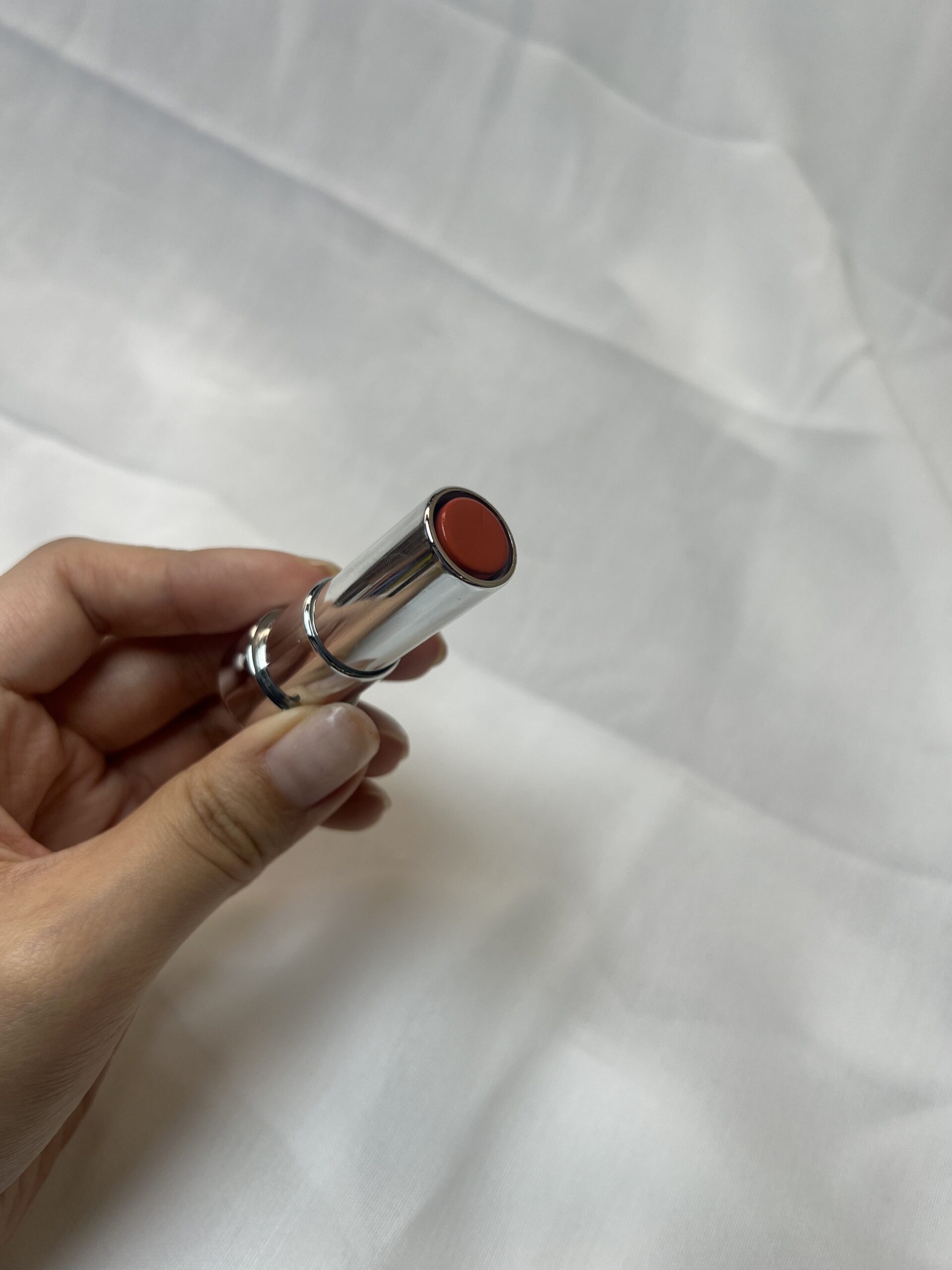 轉蓋式圓管設計，可旋轉回縮，塑膠外殼易裂開。