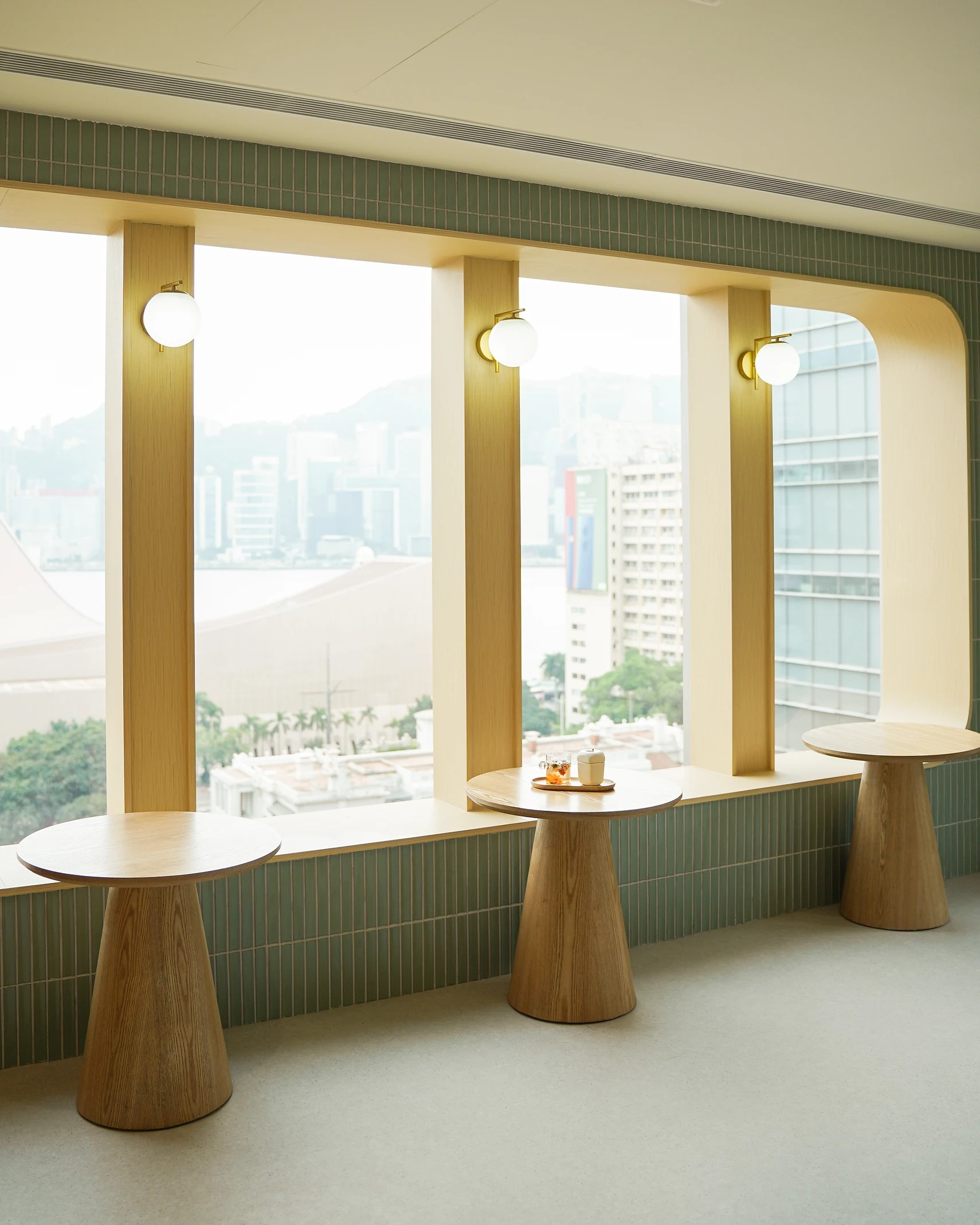 整個空間都是綠色調。