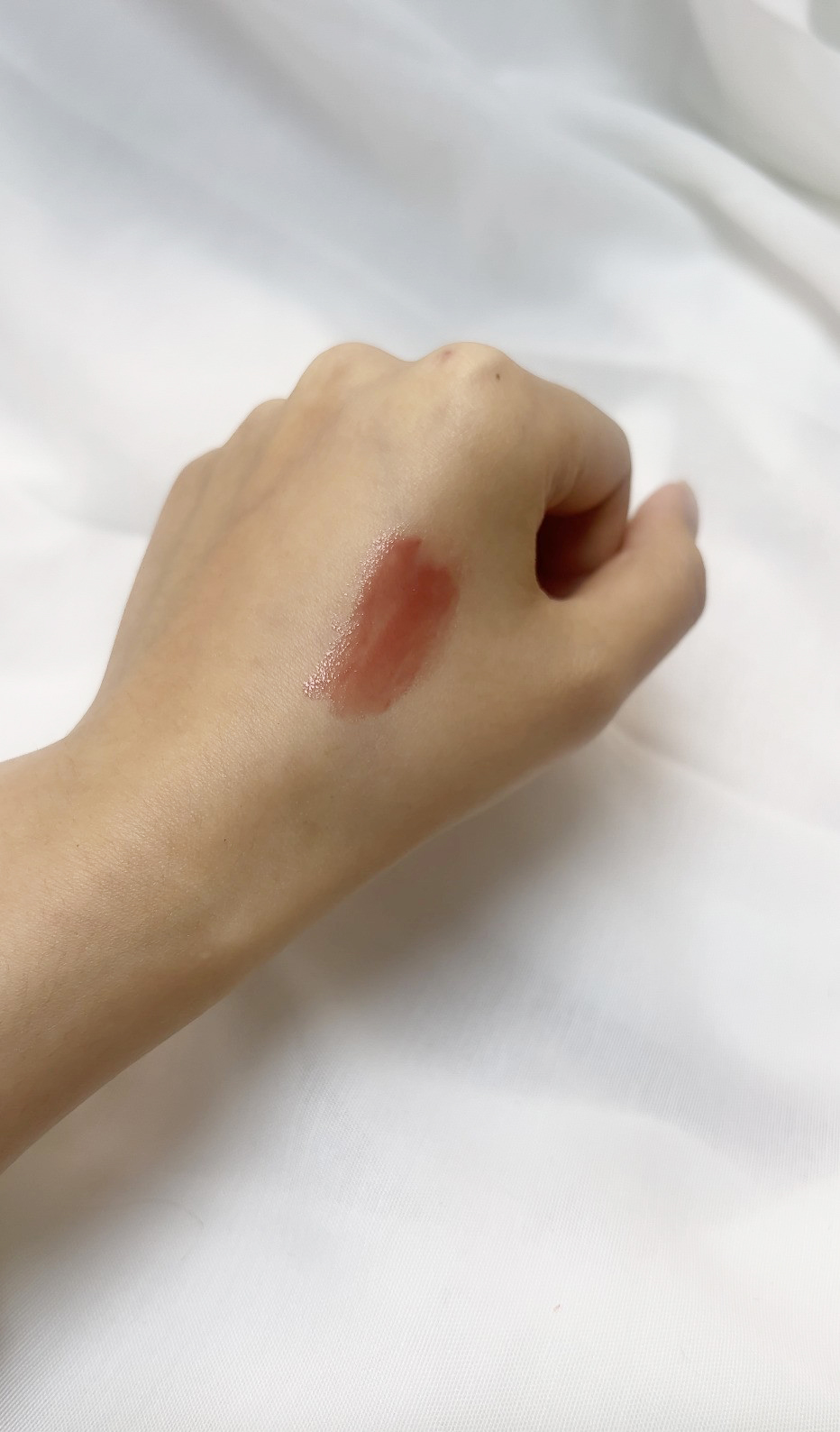 質地偏滋潤順滑，適合日常妝容；顯色度中等。