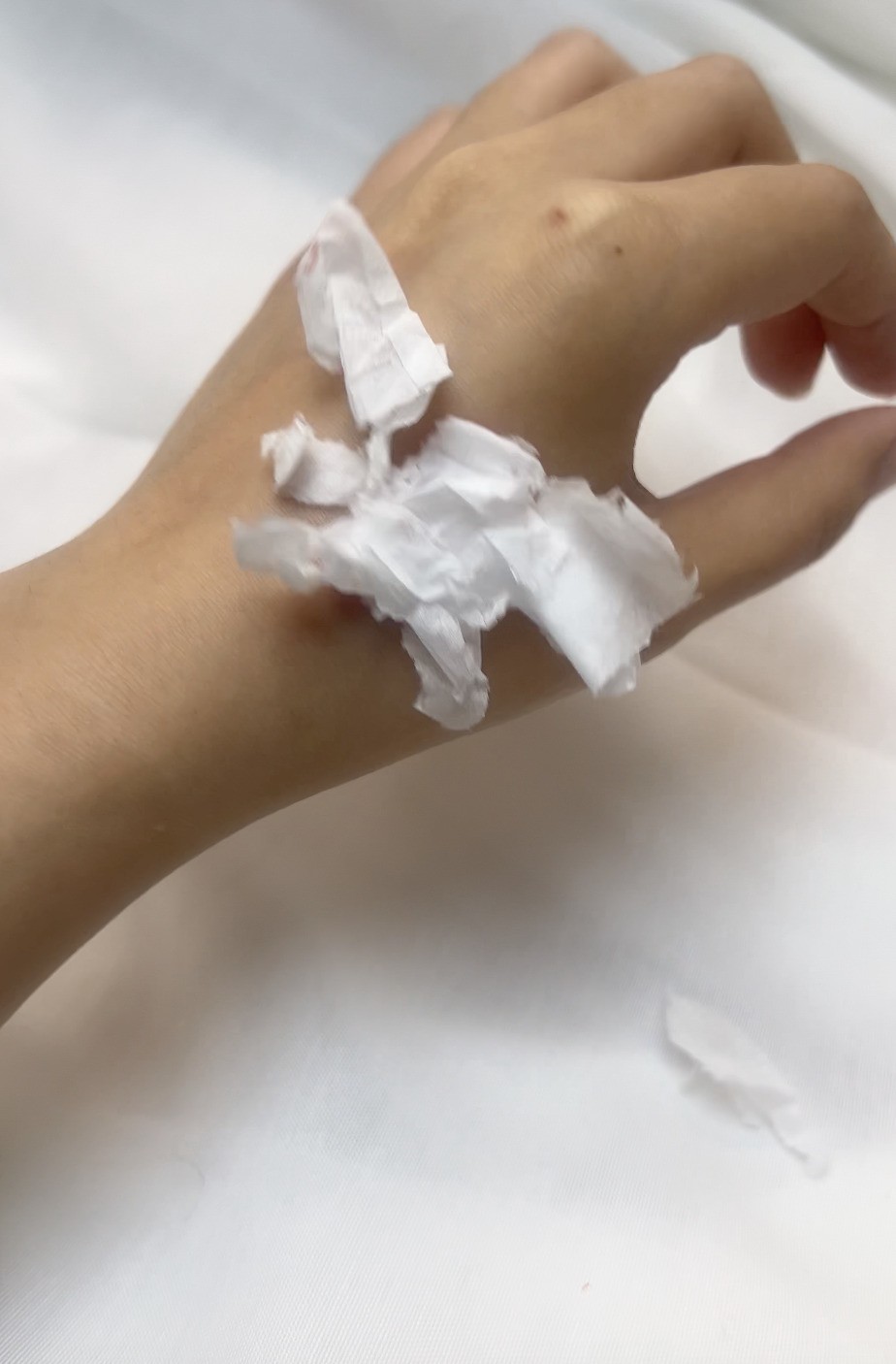 測試B idol 玻璃光澤唇膏黏笠度。