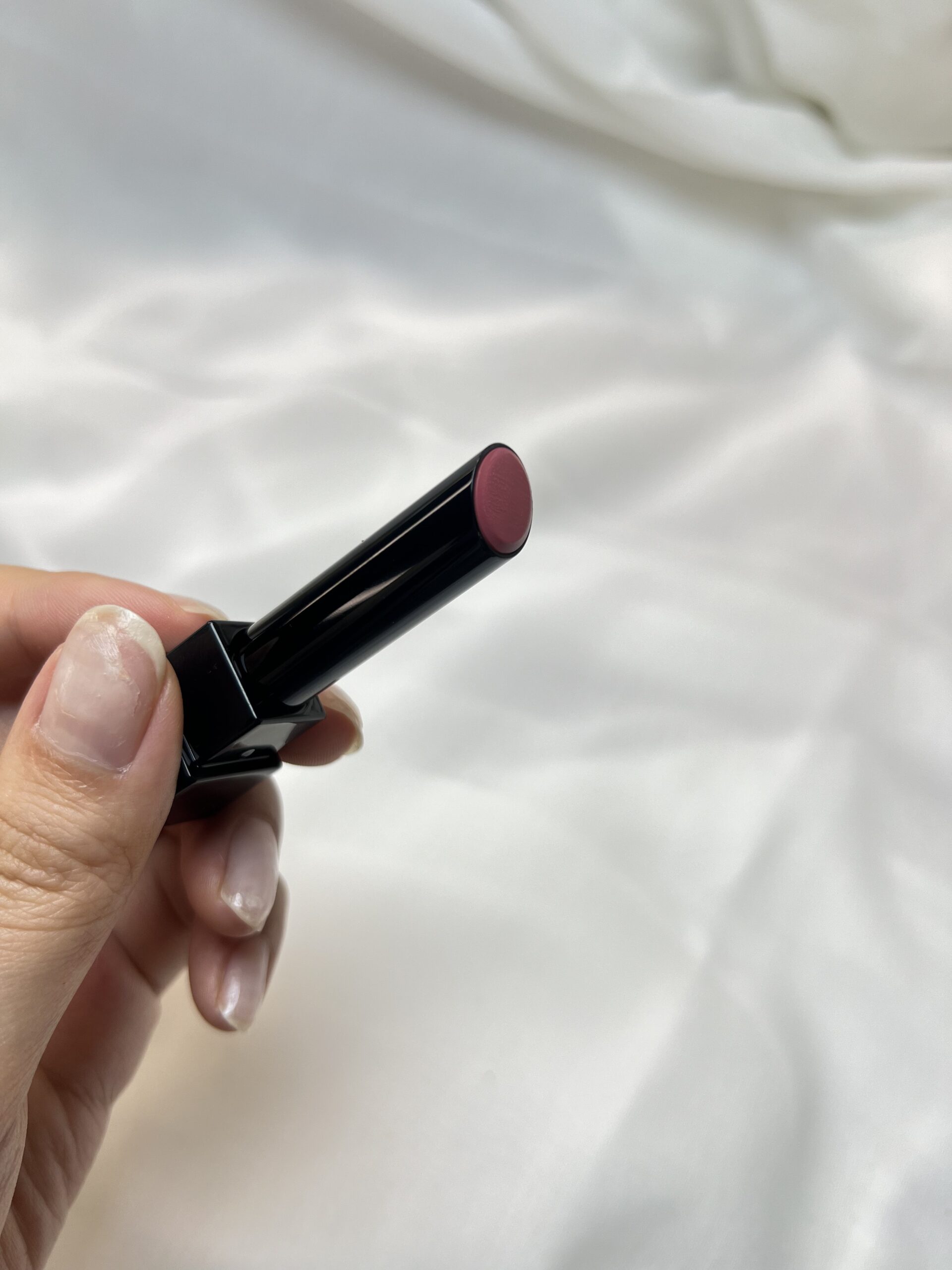 轉蓋式圓管設計，可旋轉回縮；不會殘留膏體在管邊。