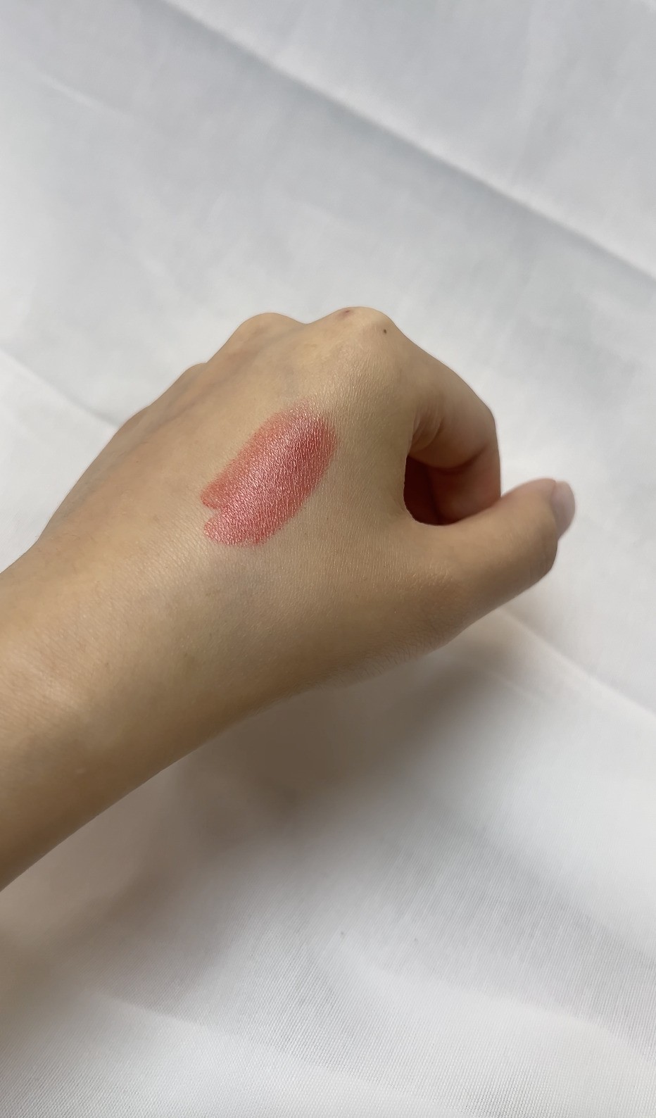 奶油質地、滋潤度中等，顯色度高。