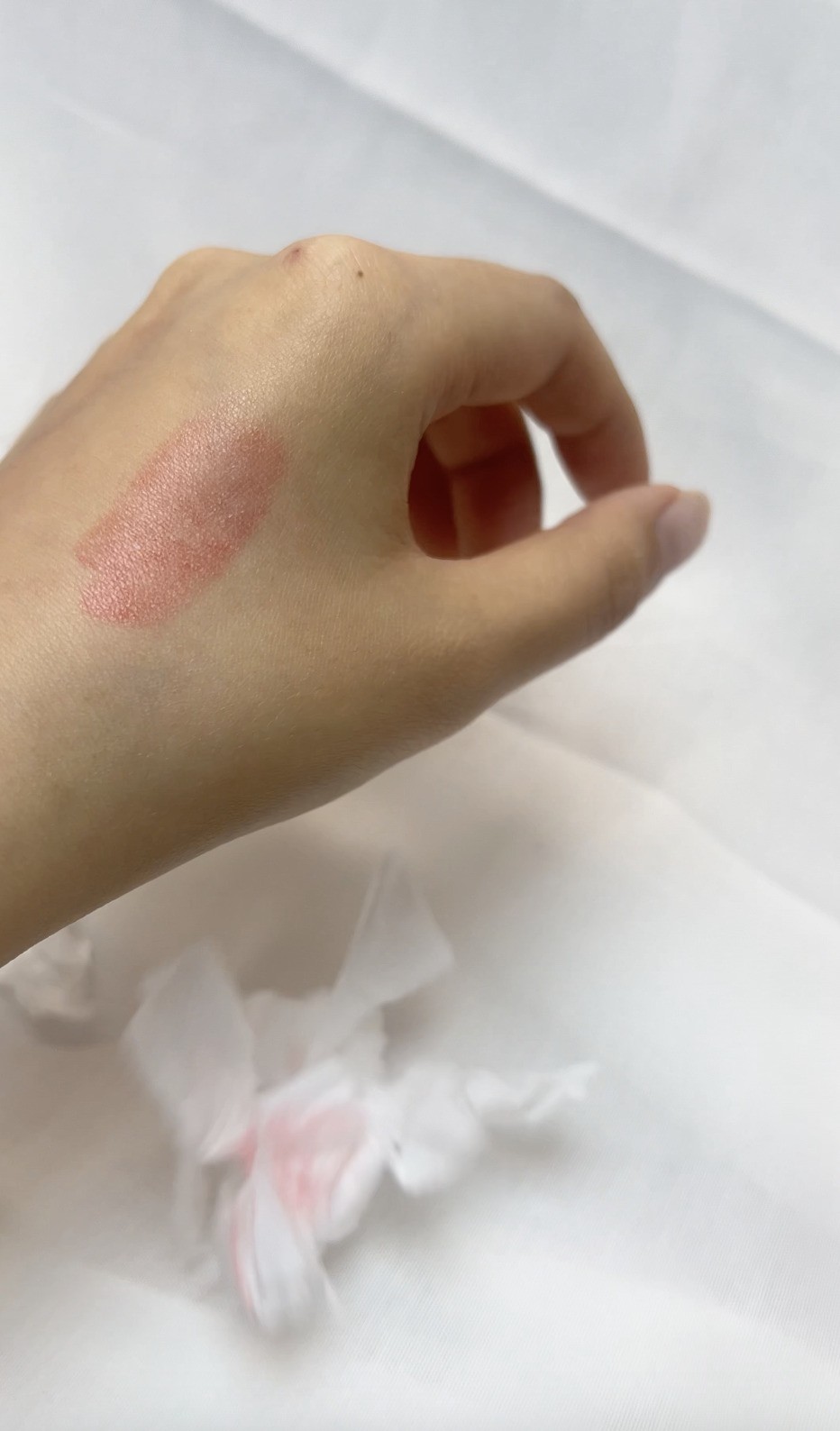 黏笠度低，沒有紙碎黏在手上，還殘餘大部分顏色。