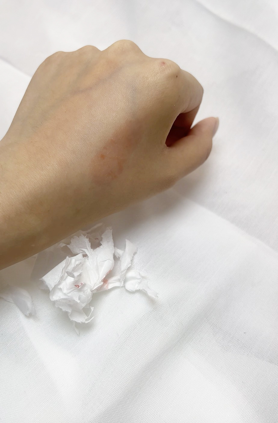 黏笠度低，但紙碎帶走大部分唇膏顏色。