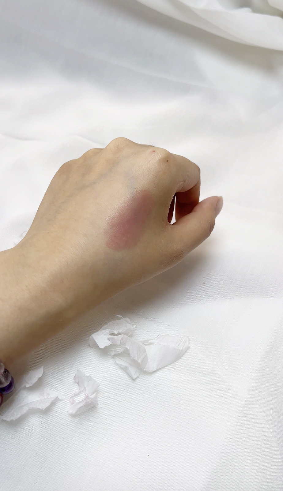 黏笠度低，沒有紙碎，但帶走少量唇膏顏色。