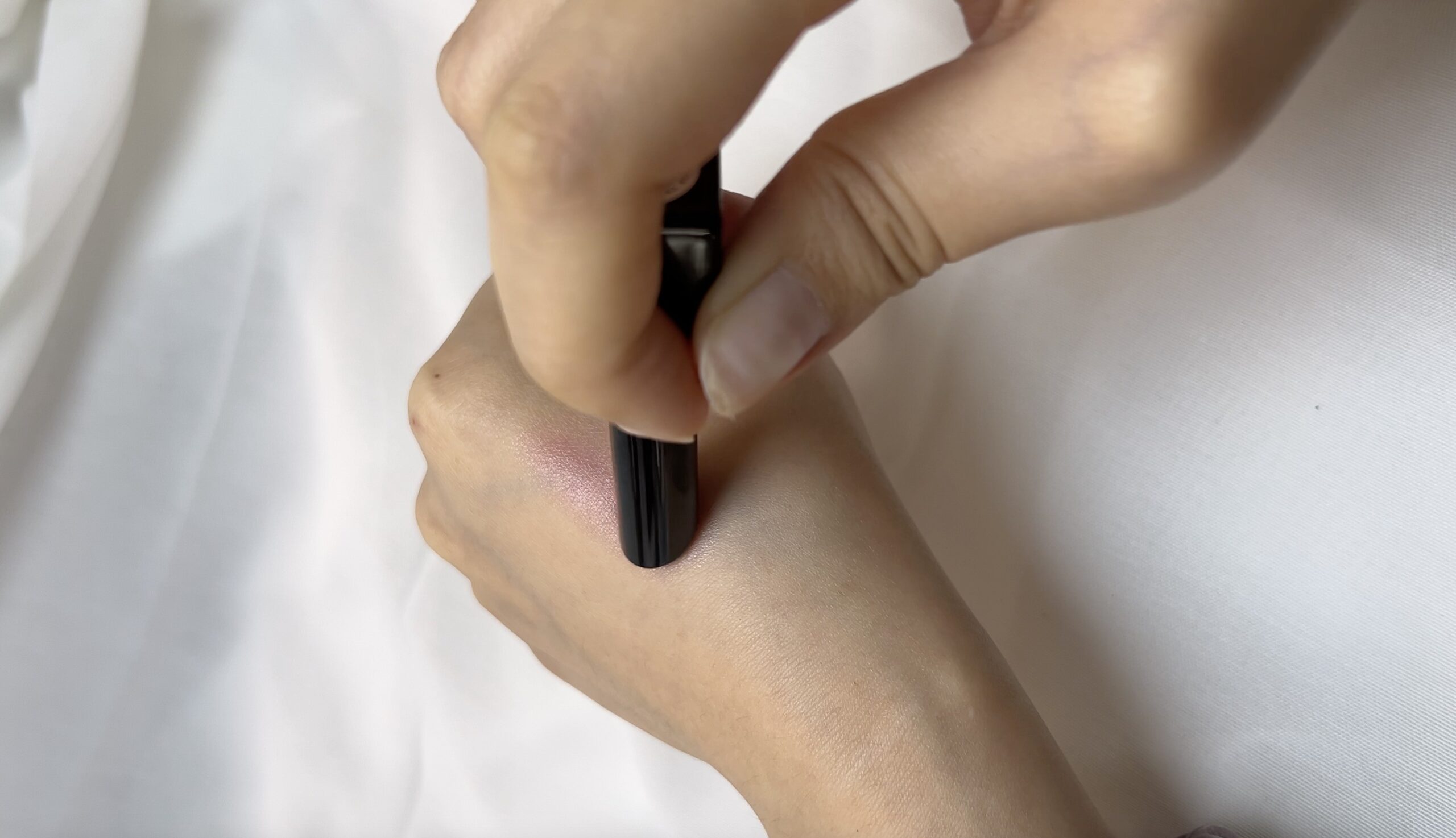 測試KATE 怪獸級持色唇膏。