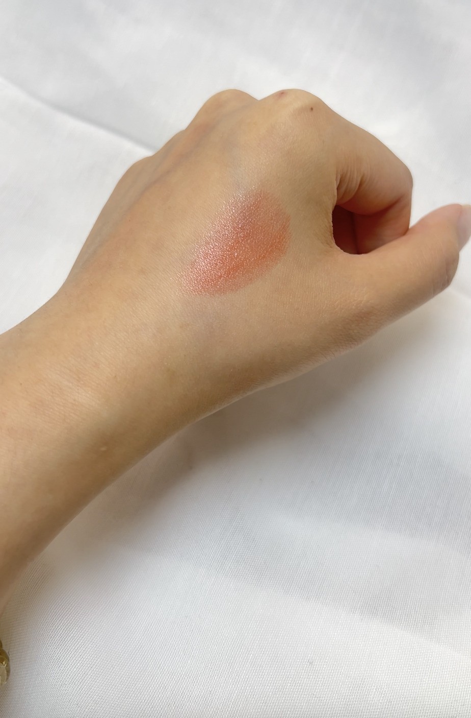 質地偏滋潤，顯色度中等