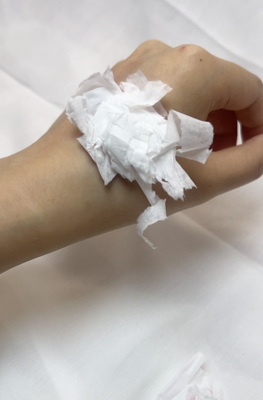 測試Cathy Doll 閃亮熊仔潤唇膏的黏笠度。