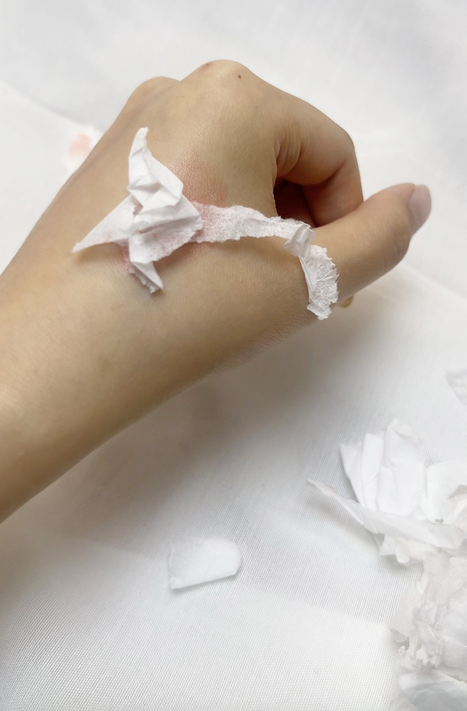 黏笠度也算高，殘留一條紙碎。