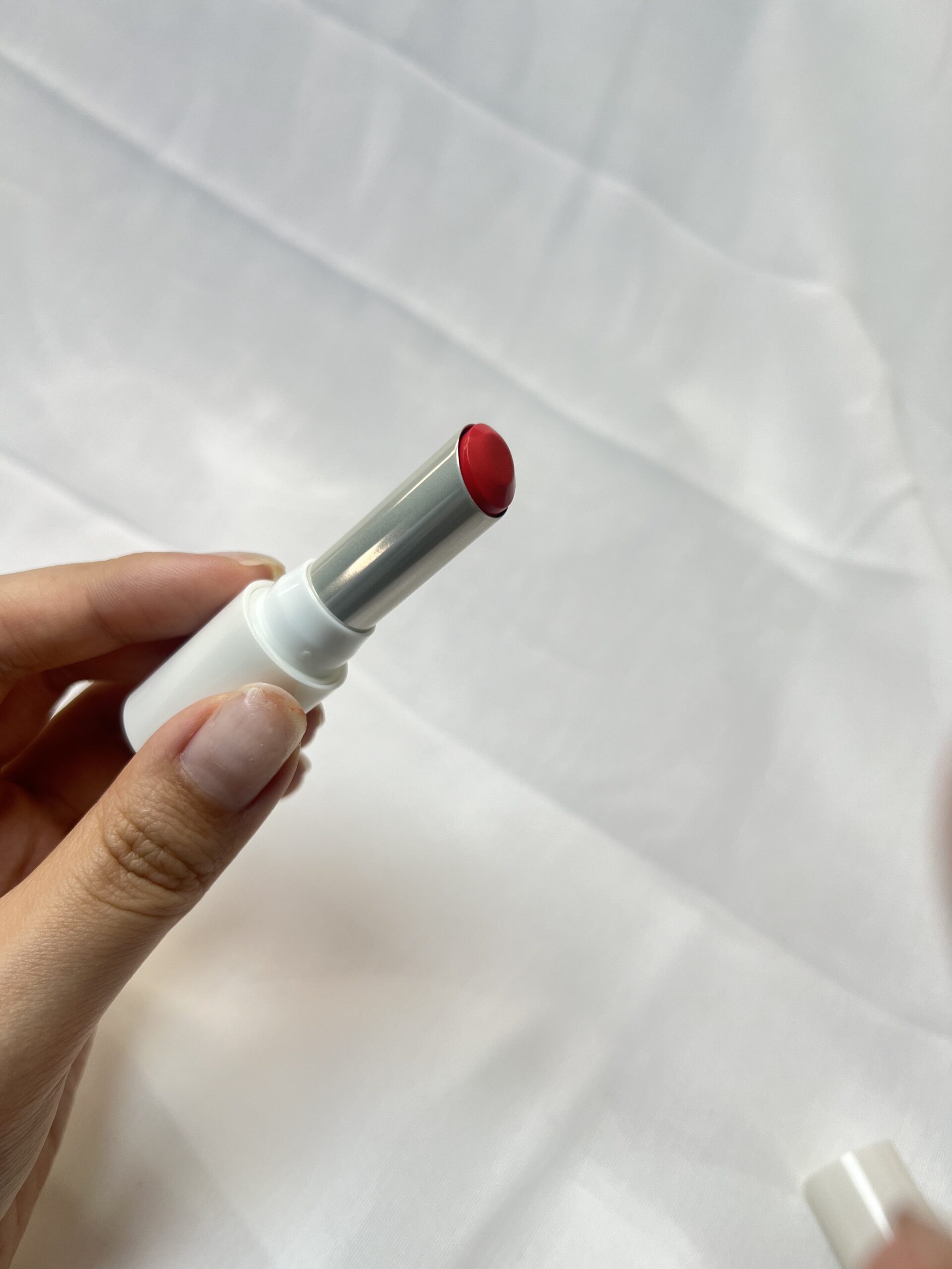 轉蓋式圓管設計，可根據用量旋轉，膏體可旋轉回縮。