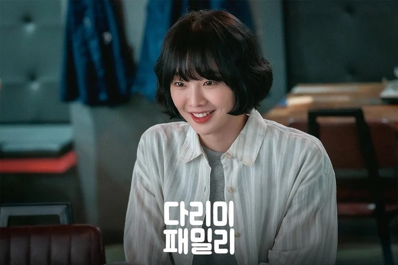 《熨斗家庭》講述在清廉洗衣店所遇見的各種事情。