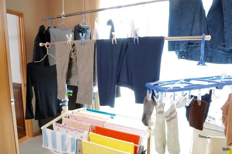 別以為放在露台或窗邊，衣物會特別快乾。